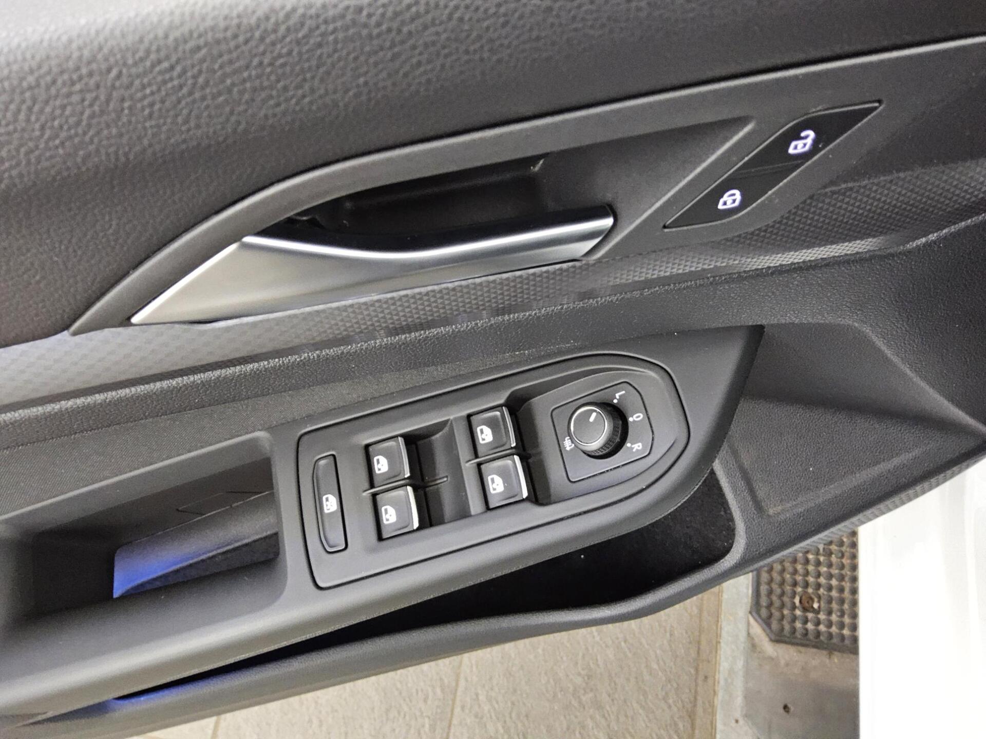 Volkswagen Golf-8 1.5 TSI Active Navi LED+ HuD StandHzg ACC 10