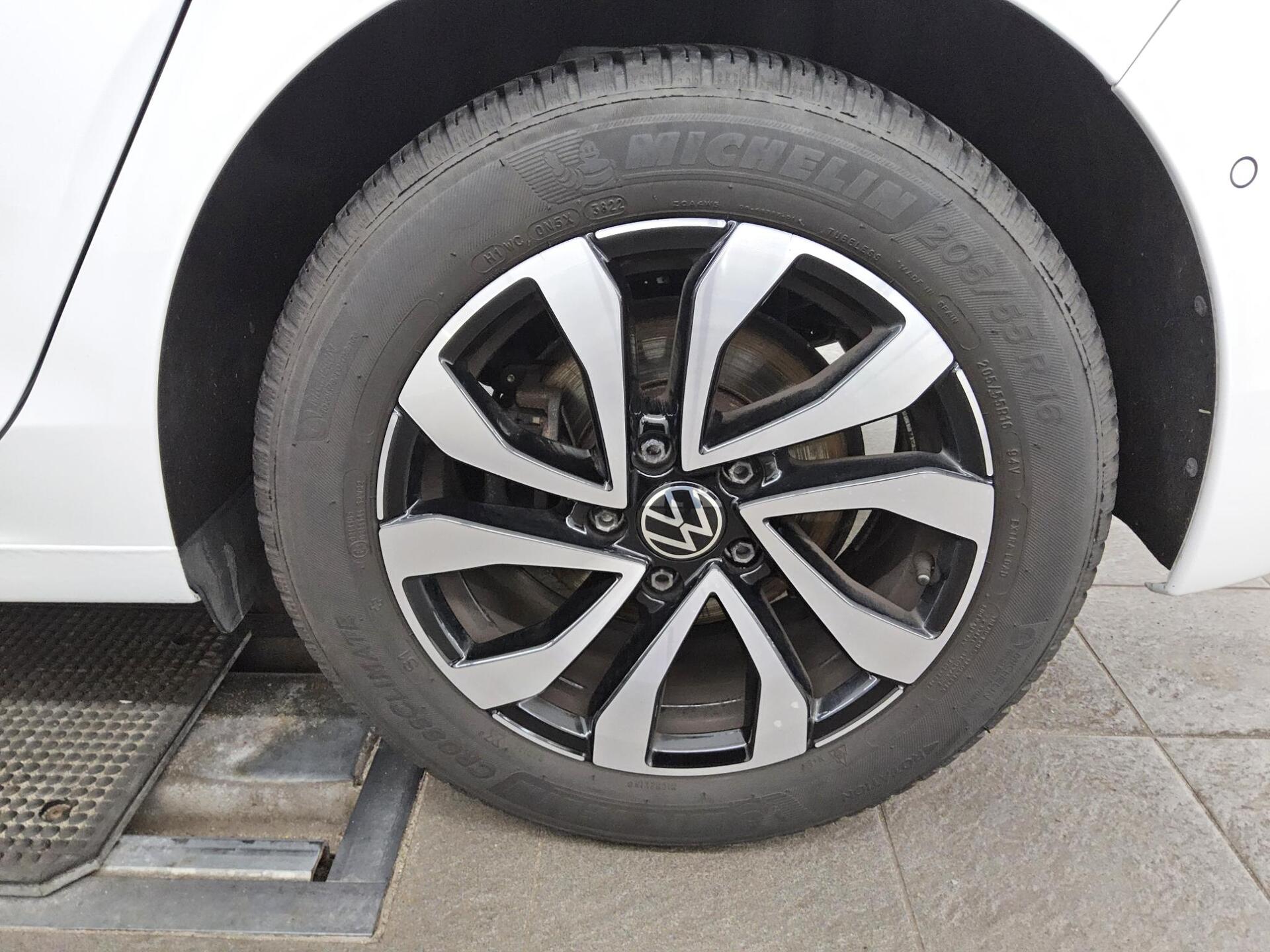 Volkswagen Golf-8 1.5 TSI Active Navi LED+ HuD StandHzg ACC 11
