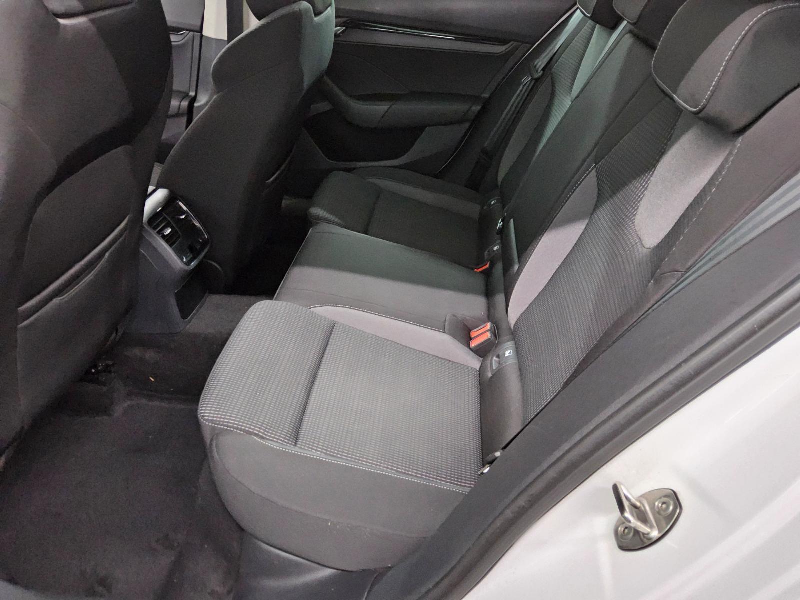 Skoda Octavia Kombi 2.0 TDI Ambition Navi LED vc Kessy 13