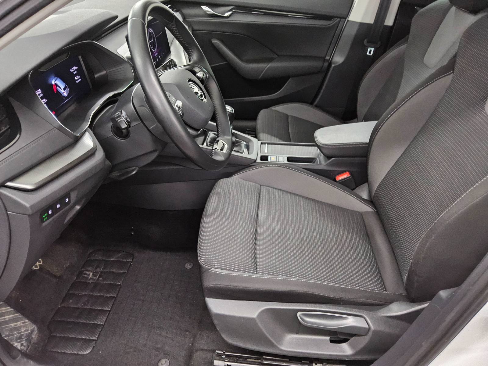 Skoda Octavia Kombi 2.0 TDI Ambition Navi LED vc Kessy 9