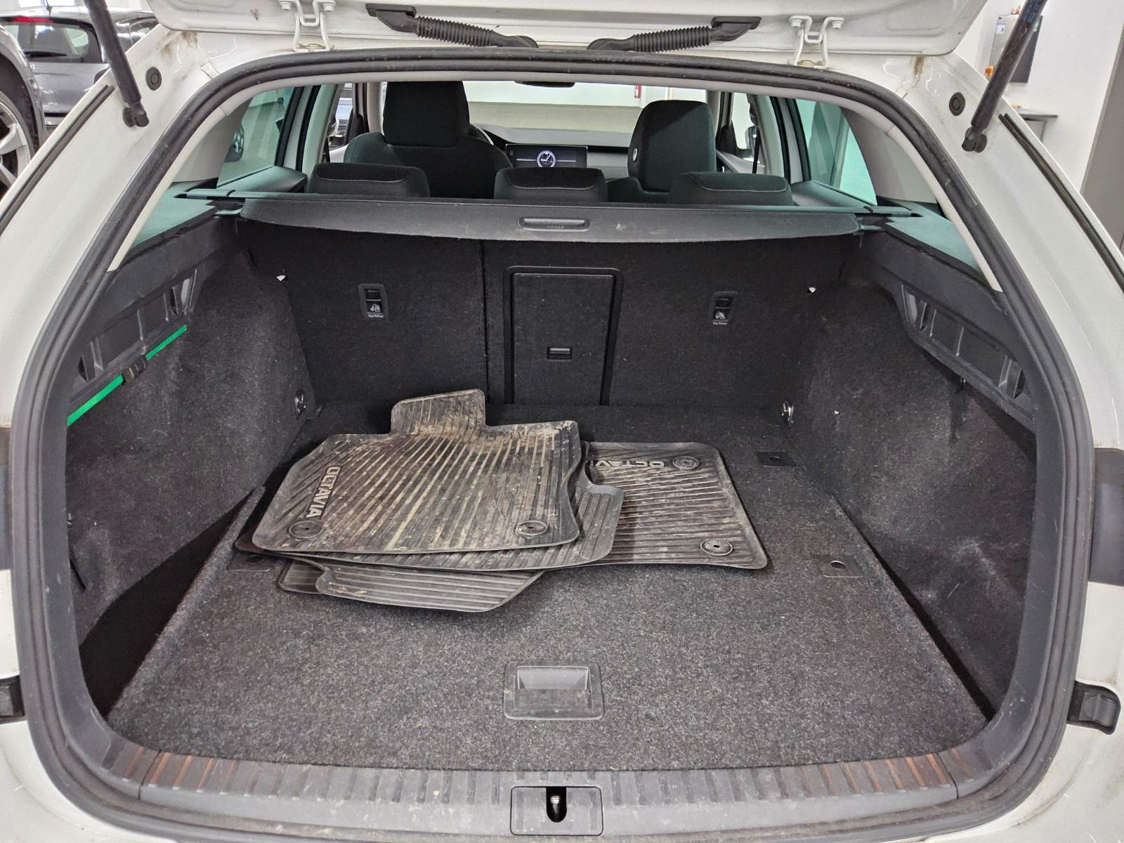 Skoda Octavia Kombi 2.0 TDI Ambition Navi LED vc Kessy 12