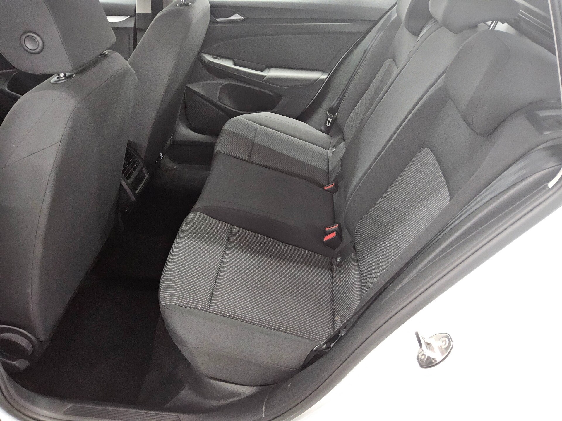 Volkswagen Golf-8 Var. 2.0 TDI LED DC PDC 13