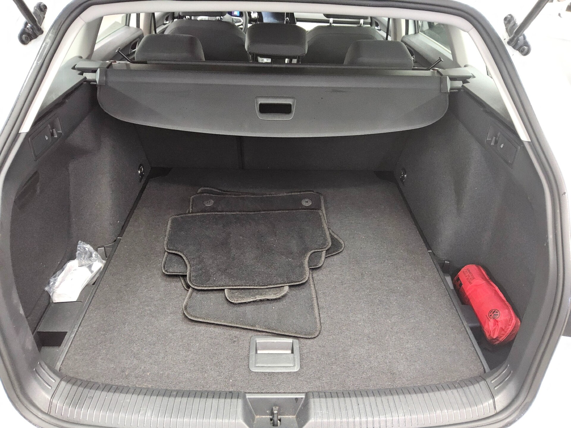 Volkswagen Golf-8 Var. 2.0 TDI LED DC PDC 12