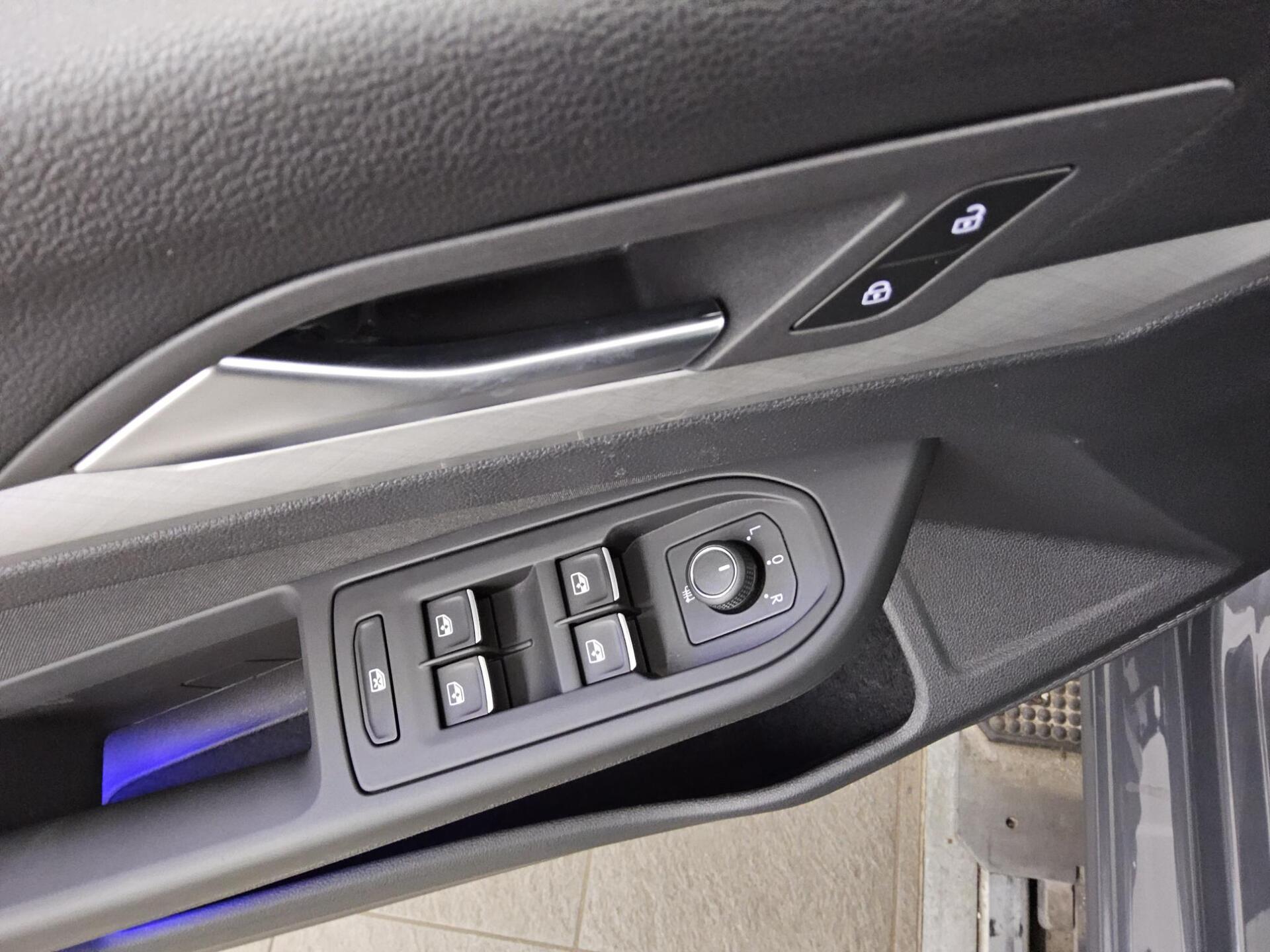 Volkswagen Golf-8 Var. 2.0 TDI Life Navi LED+ DC ACC 10