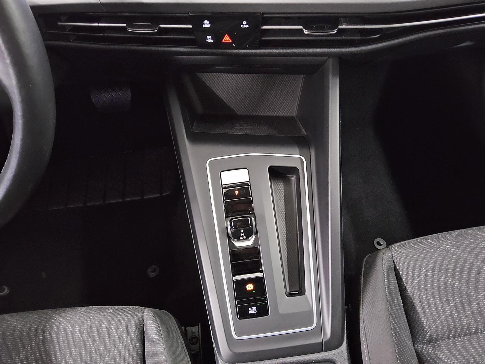 Volkswagen Golf-8 Var. 2.0 TDI Life Navi LED+ DC ACC 6