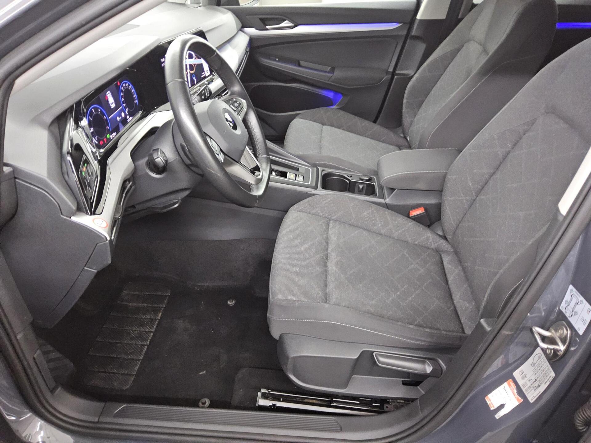 Volkswagen Golf-8 Var. 2.0 TDI Life Navi LED+ DC ACC 9