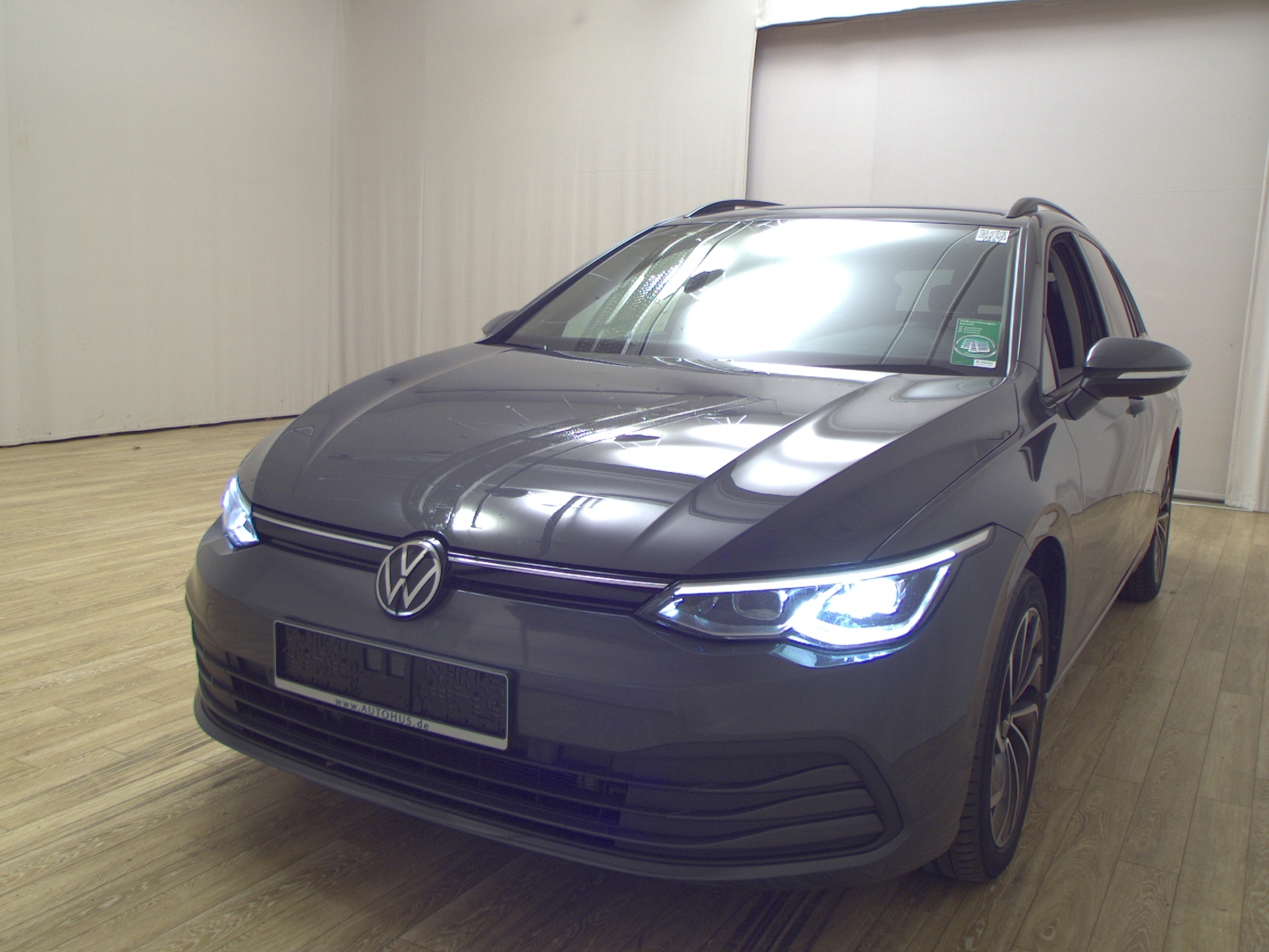 Volkswagen Golf-8 Var. 2.0 TDI Life Navi LED+ DC ACC 2