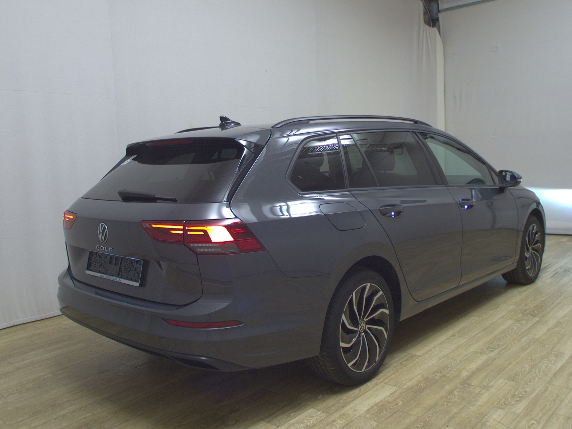 Volkswagen Golf-8 Var. 2.0 TDI Life Navi LED+ DC ACC 4