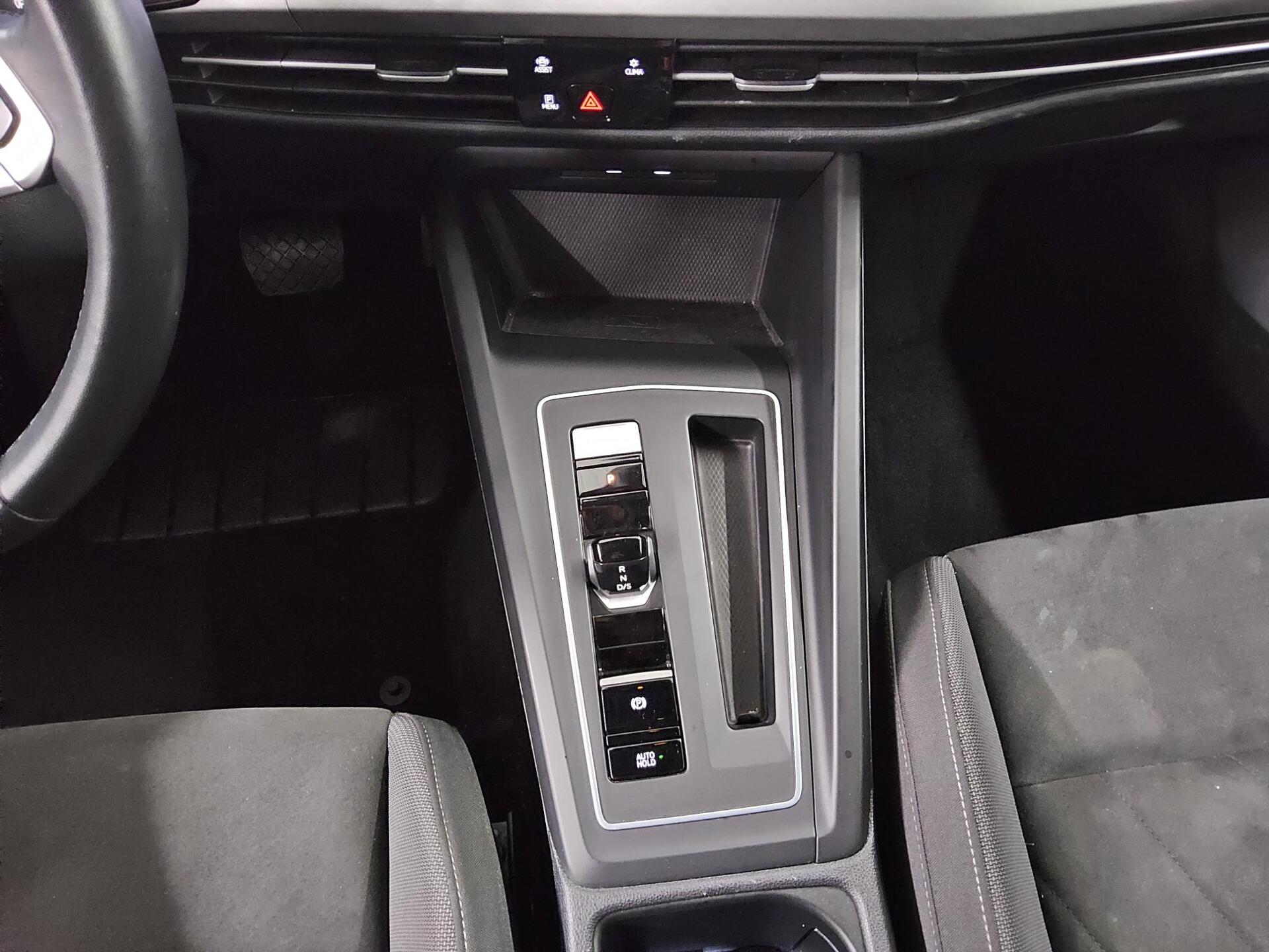 Volkswagen Golf-8 Var. 2.0 TDI Life Navi Matrix DC AHK ACC 6