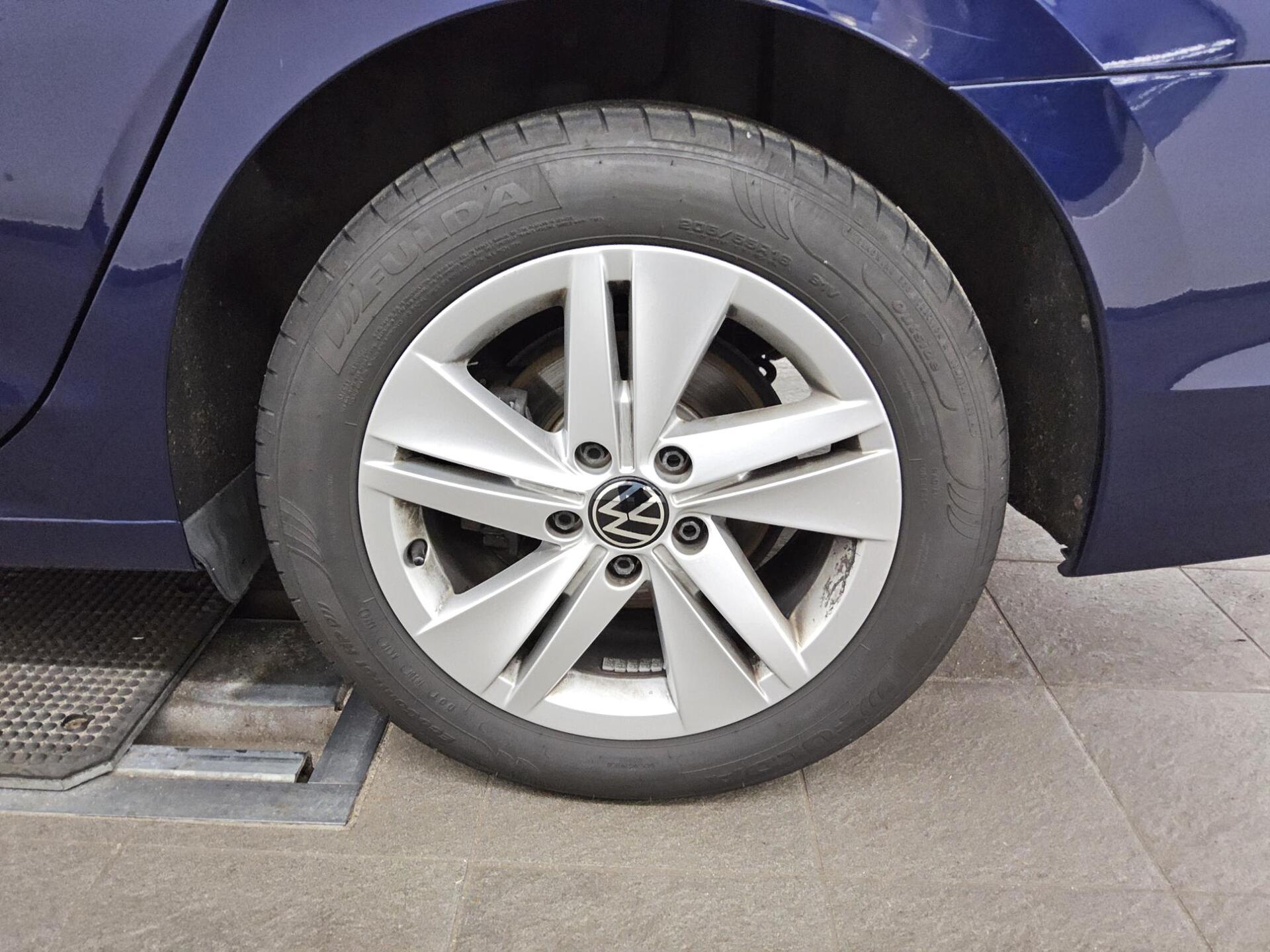 Volkswagen Golf-8 Var. 2.0 TDI Life Navi Matrix DC AHK ACC 11