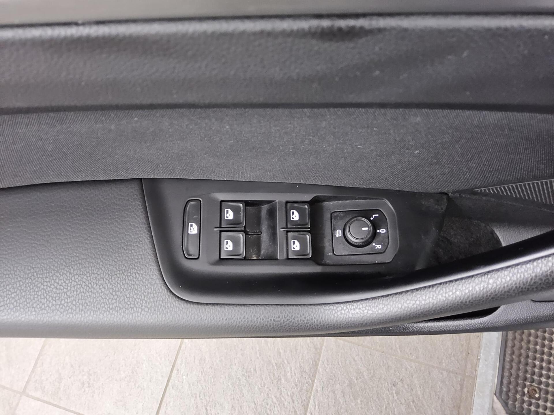 Volkswagen Passat Var. 2.0 TDI Navi LED RFK AHK ACC 9