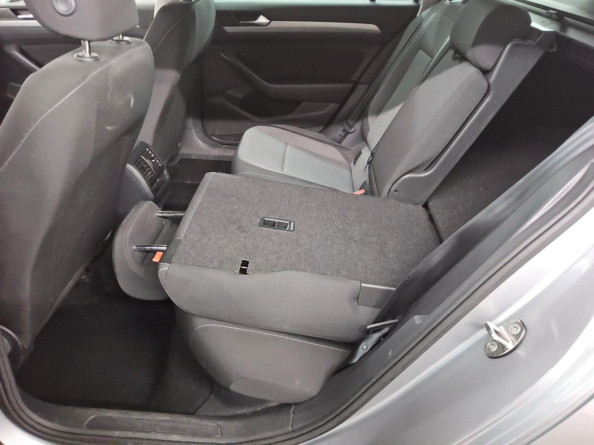 Volkswagen Passat Var. 2.0 TDI Navi LED RFK AHK ACC 12