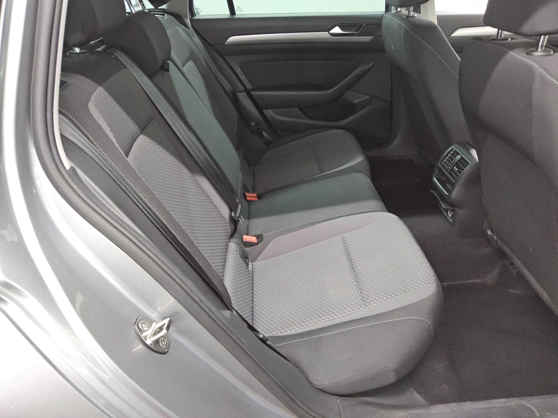 Volkswagen Passat Var. 2.0 TDI Navi LED RFK AHK ACC 13