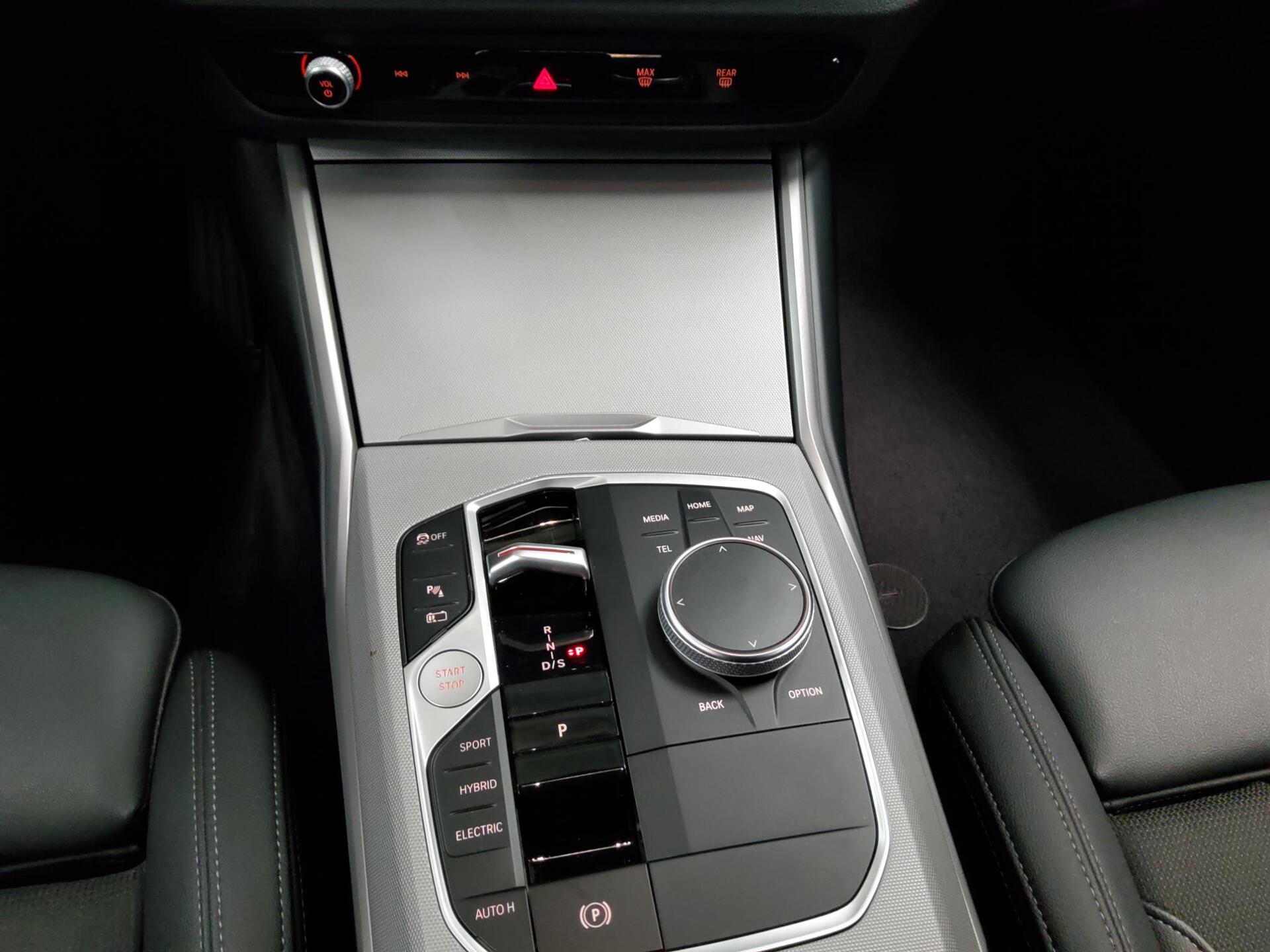 BMW 330e Touring LCI T-Leder Navi LC Pro Curved LED 6