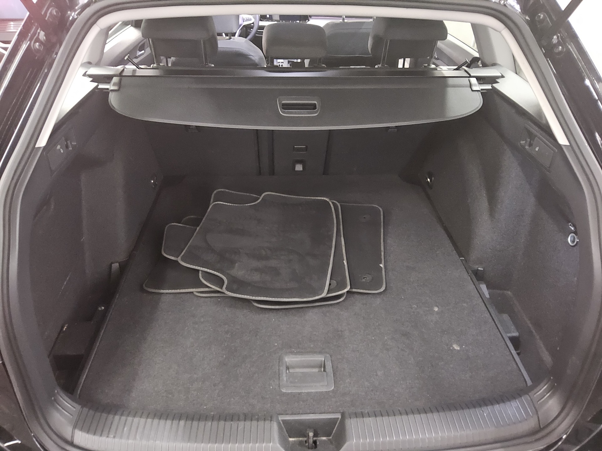 Volkswagen Golf-8 Var. 2.0 TDI Life Navi DC LED+ ACC Shz 12