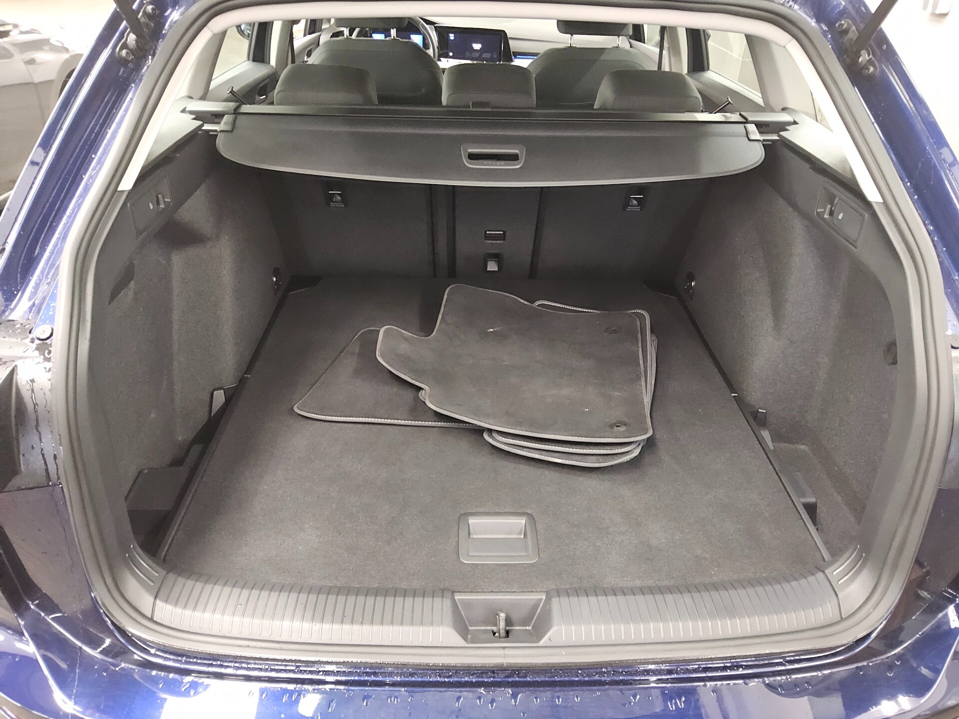 Volkswagen Golf-8 Var. 2.0 TDI Life Navi LED DC RfK Shz ACC 12