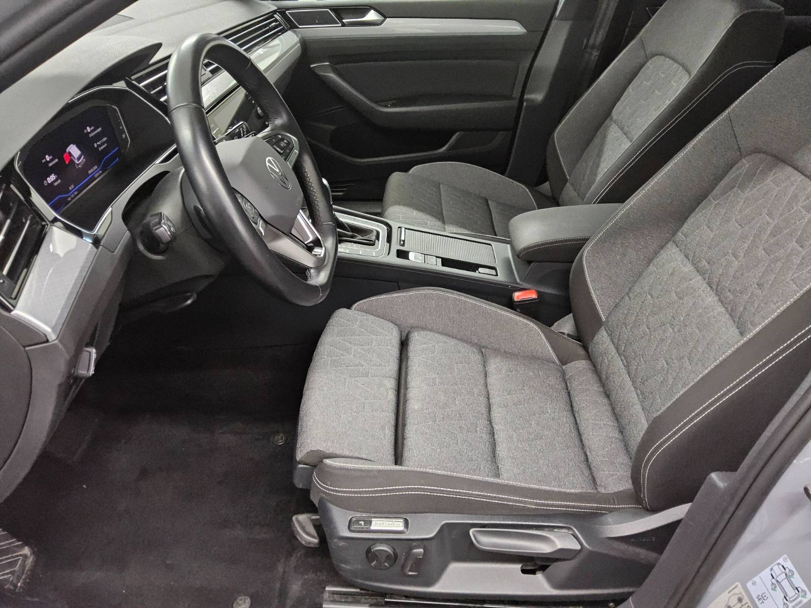 Volkswagen Passat Var. 2.0 TDI Business Navi LED ACC RfK DC 9