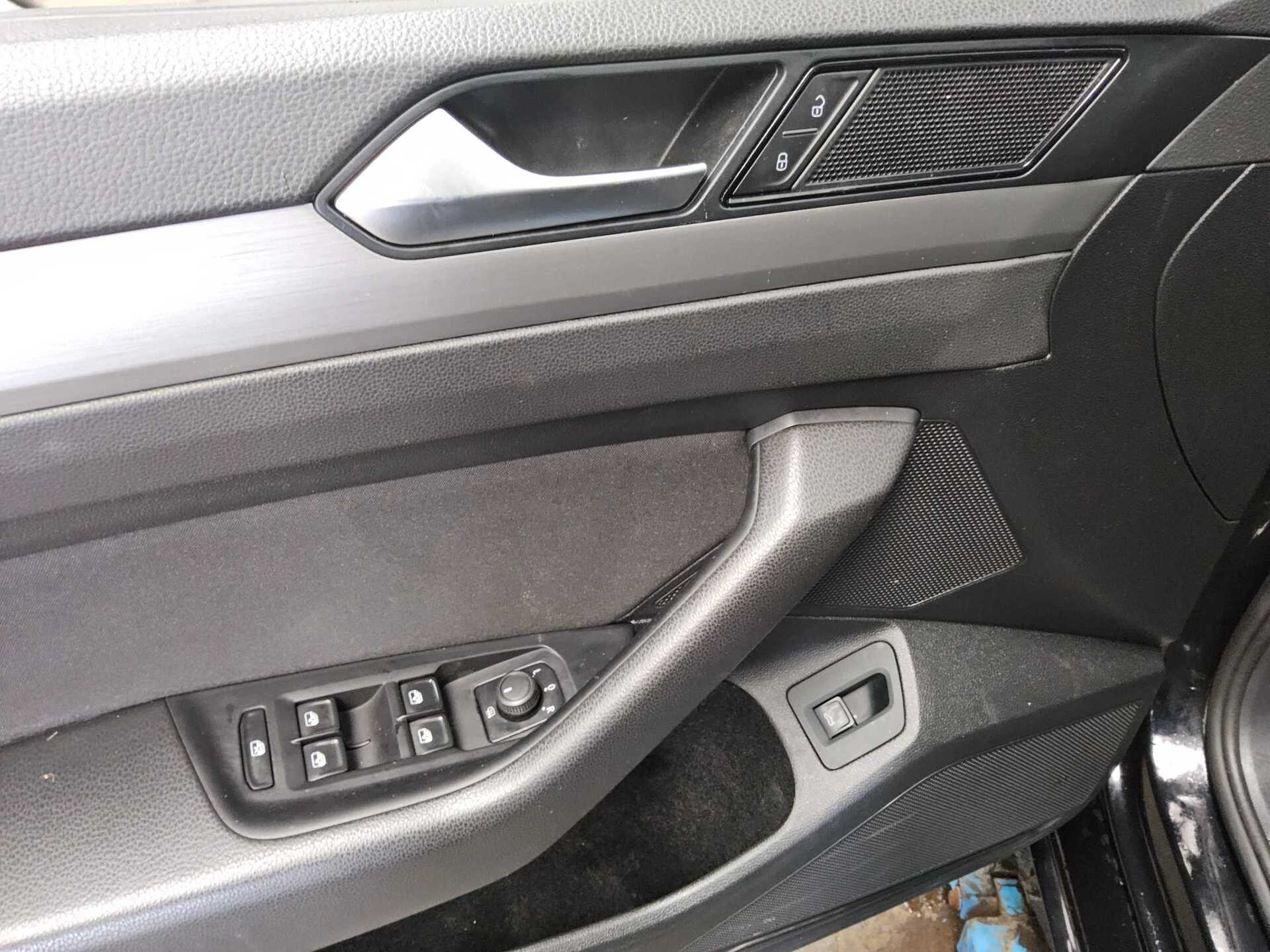 Volkswagen Passat Var. 2.0 TDI Navi LED AHK RFK ACC 9