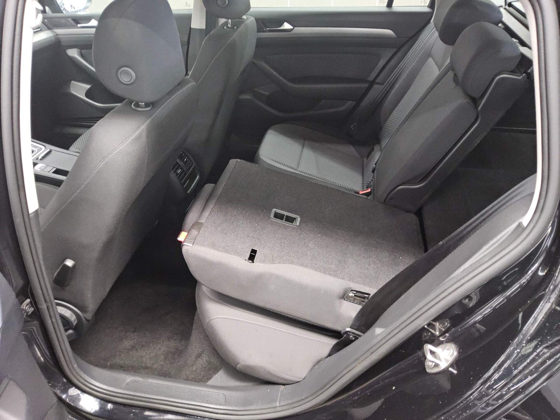 Volkswagen Passat Var. 2.0 TDI Navi LED AHK RFK ACC 13