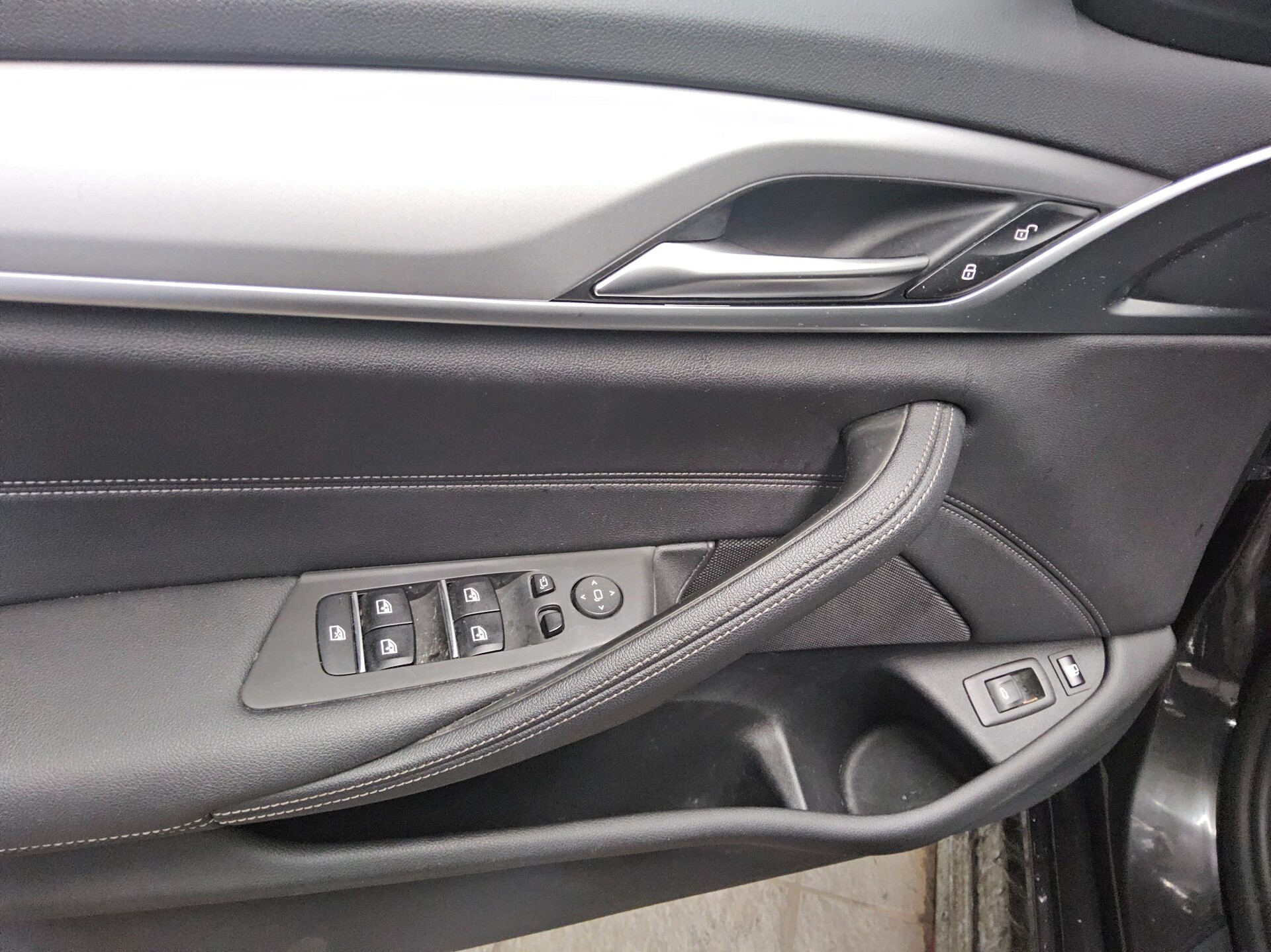 BMW 530e Touring e Leder Navi LED LC-Prof RFK AHK 10