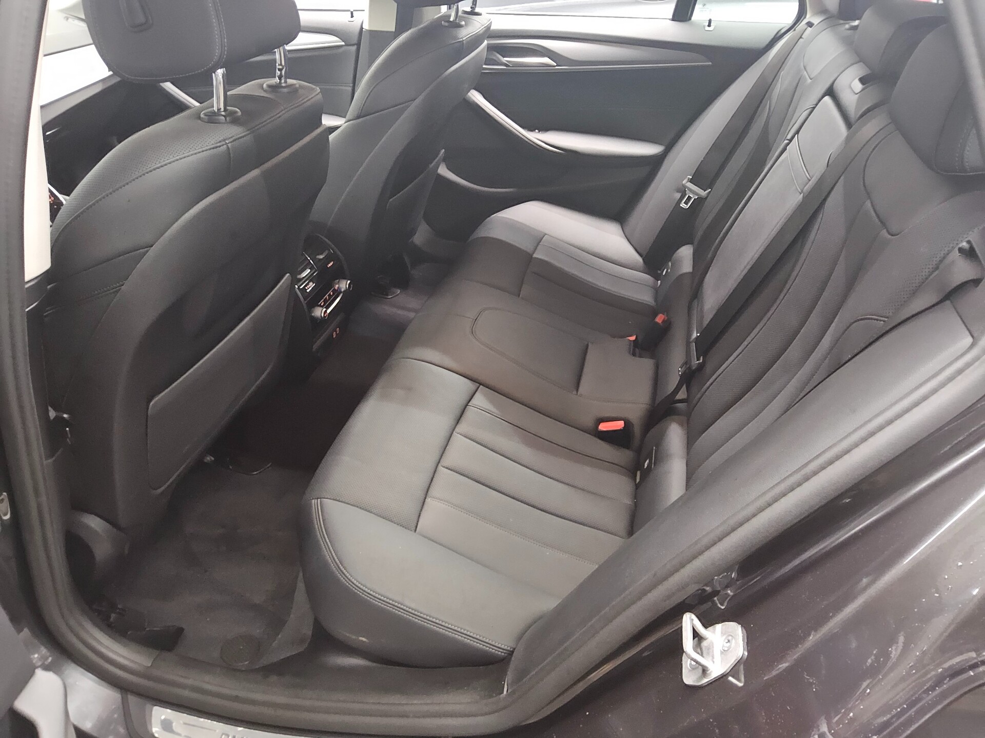 BMW 530e Touring e Leder Navi LED LC-Prof RFK AHK 13