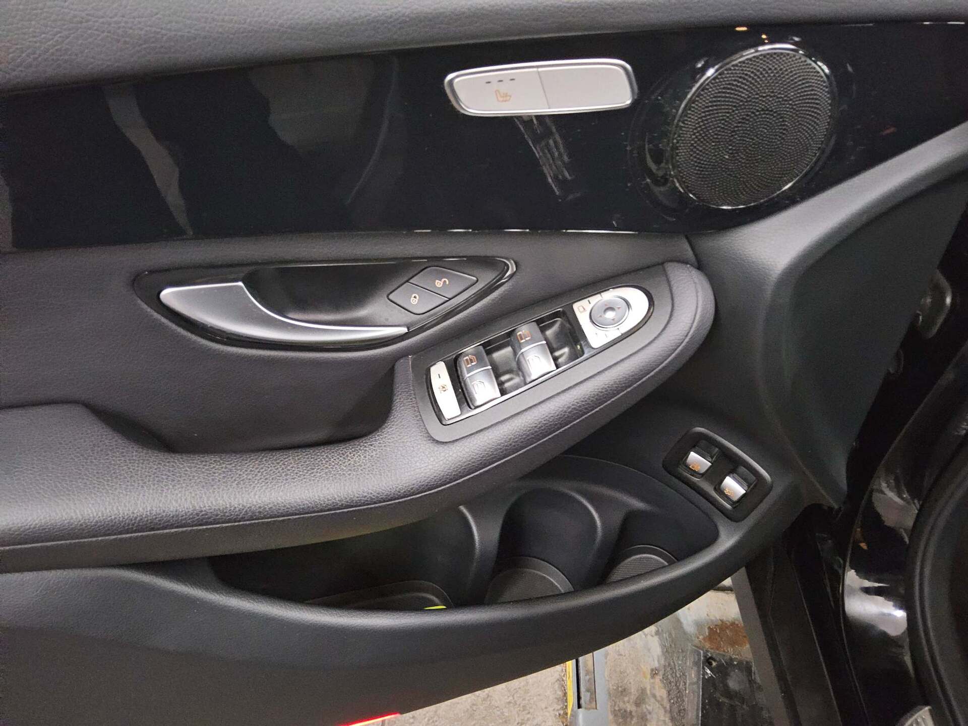 Mercedes-Benz GLC 300 e 4M Navi LED PDC SHZ 9