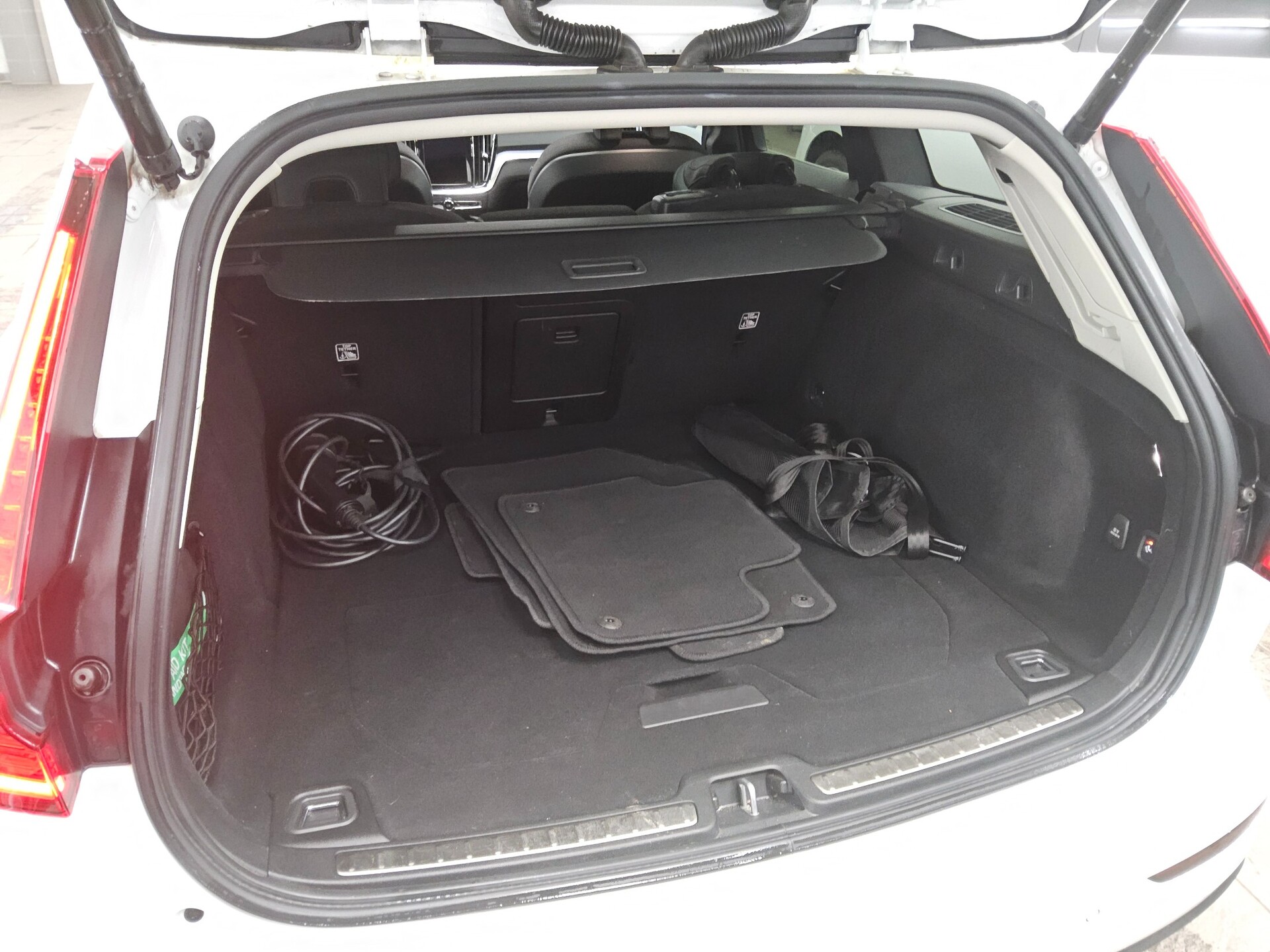 Volvo V60 T6 AWD Inscription Navi Pano LED AHK RFK 12