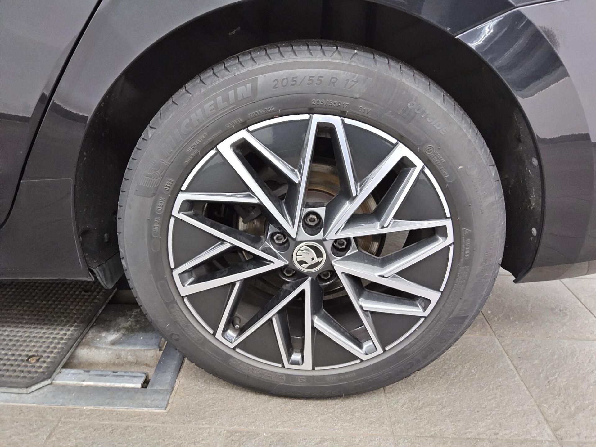 Skoda Octavia Kombi 2.0 TDI Style T-Leder Navi LED vc 11