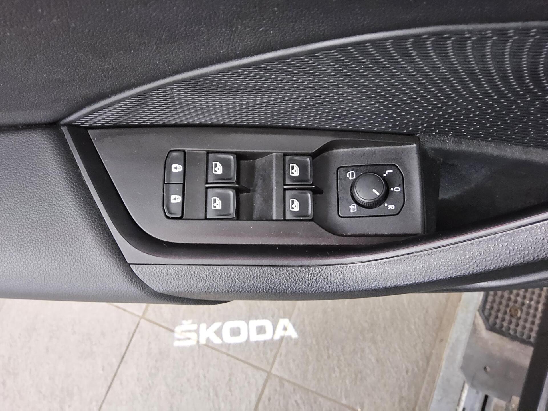 Skoda Octavia Kombi 2.0 TDI Style T-Leder Navi LED vc 10