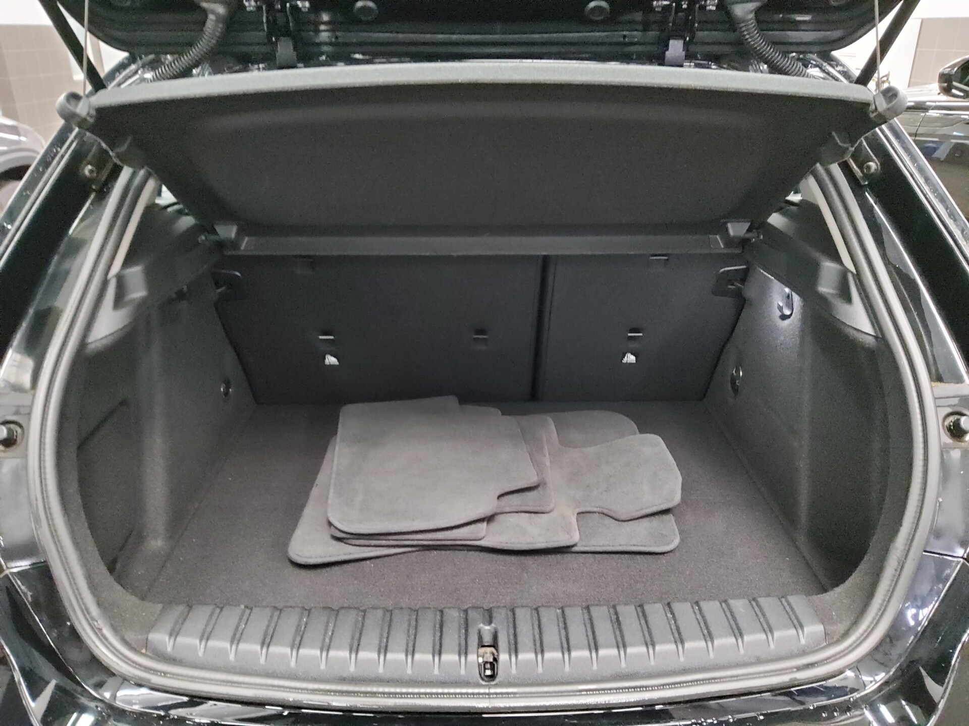 BMW 118dA Advantage Navi LED LC Pro HuD PDC SHZ 12