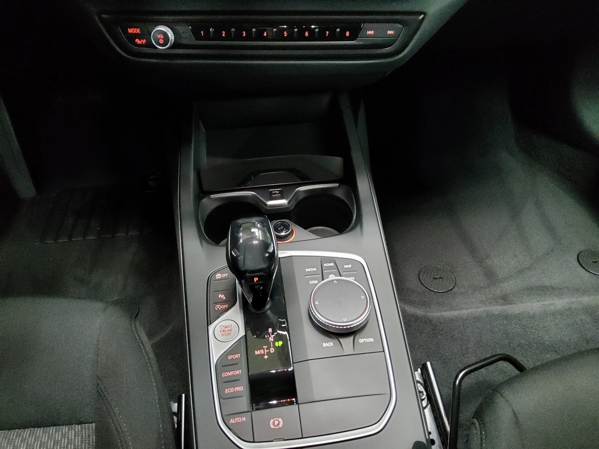 BMW 118dA Advantage Navi LED LC Pro HuD PDC SHZ 6