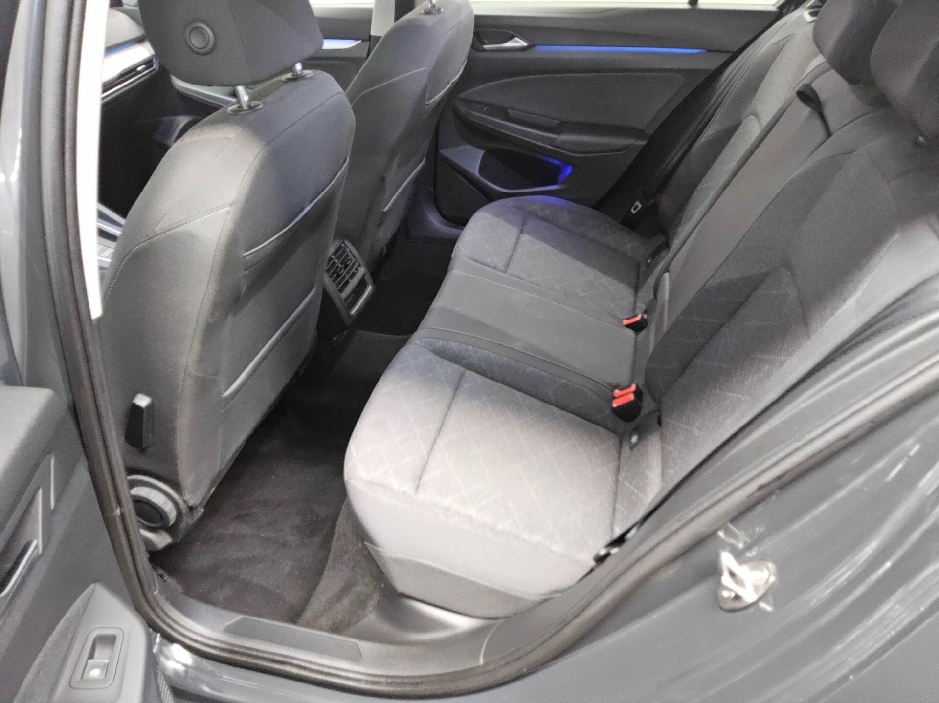 Volkswagen Golf-8 2.0 TDI Life Navi LED AID ACC PDC 13