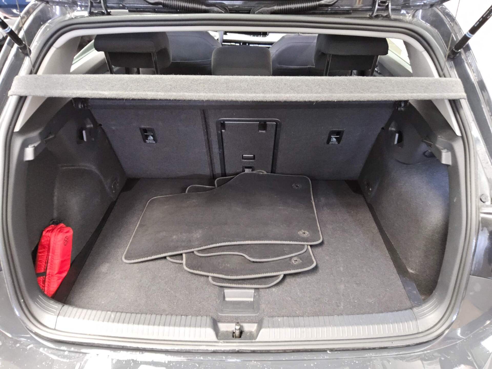 Volkswagen Golf-8 2.0 TDI Life Navi LED AID ACC PDC 12