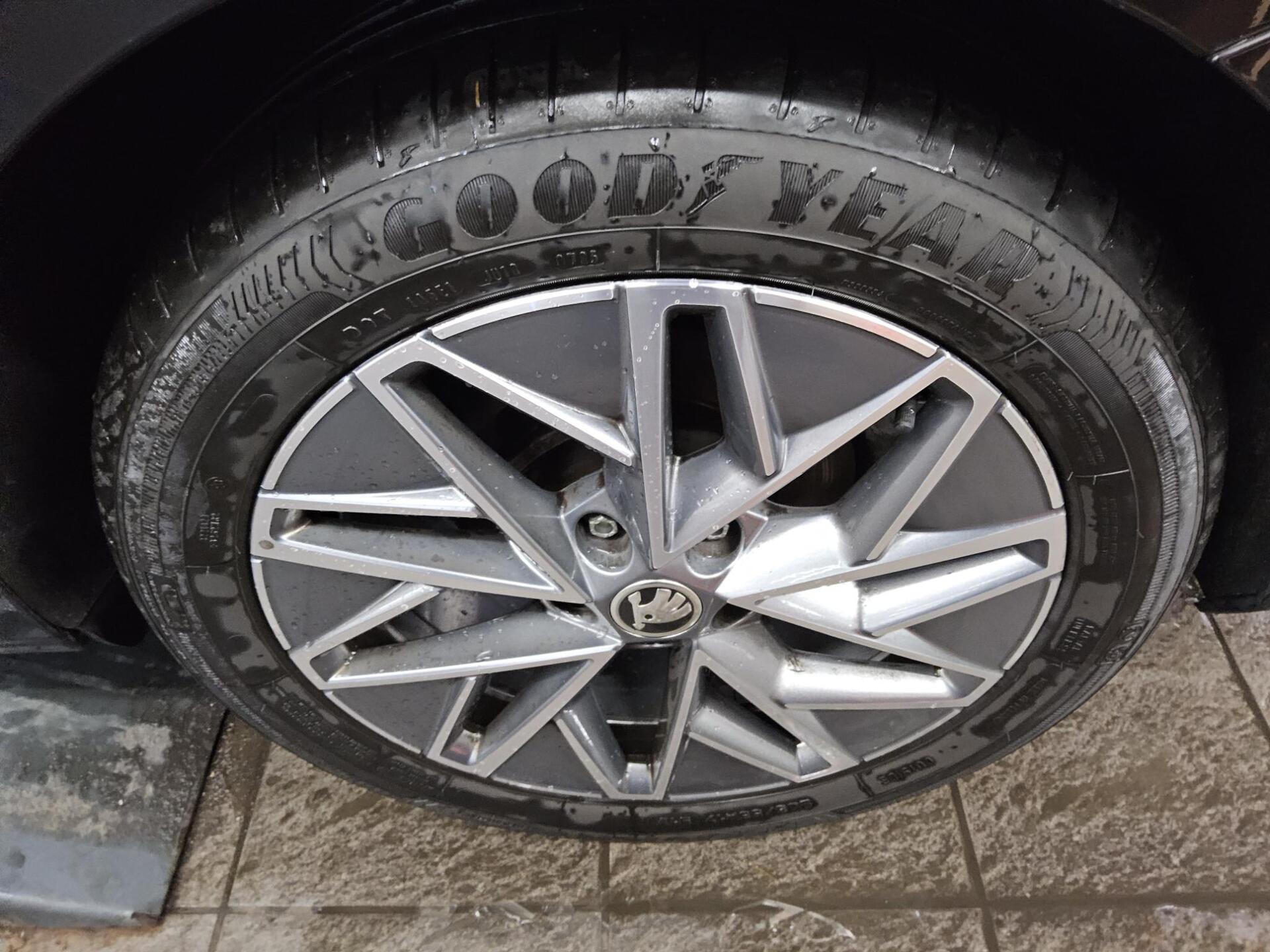 Skoda Octavia Kombi 2.0 TDI Tour Navi LED vc ACC PDC 11