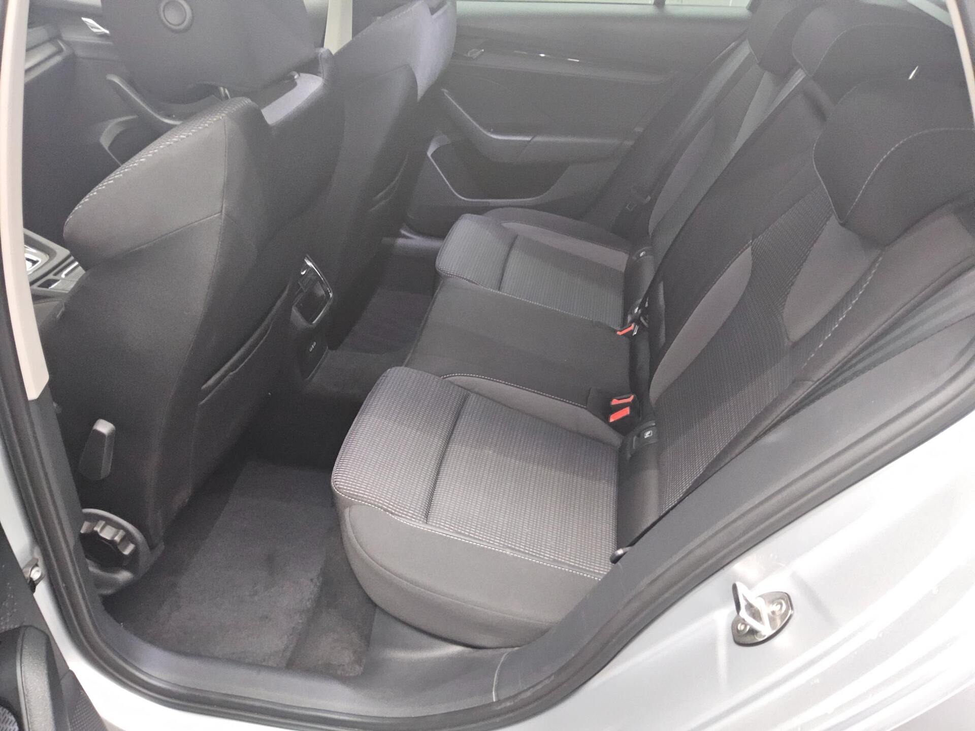 Skoda Octavia Kombi 2.0 TDI Ambition Navi LED vc AHK 13