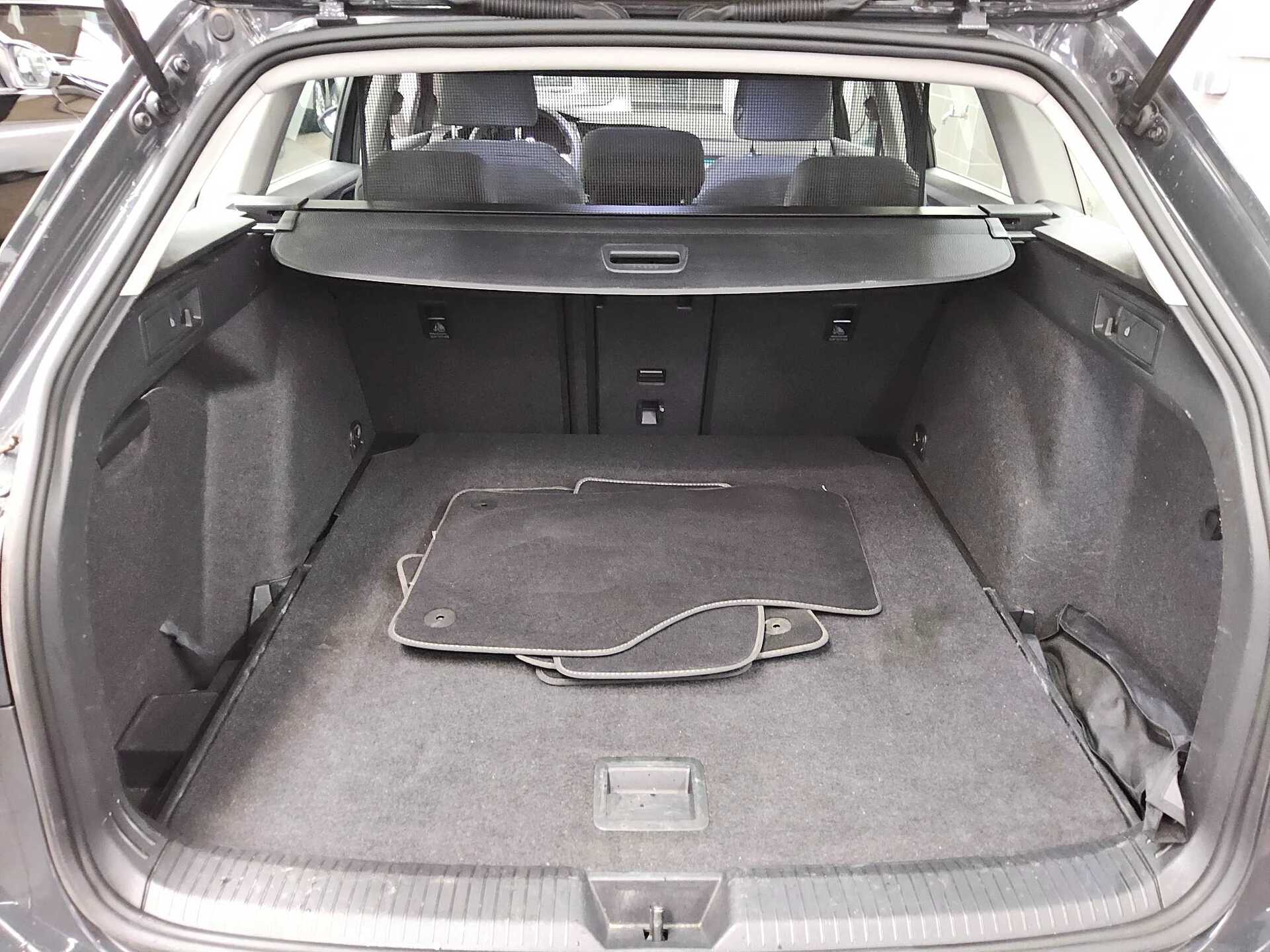 Volkswagen Golf-8 Var. 2.0 TDI Life Navi LED AID H/K Sound 12