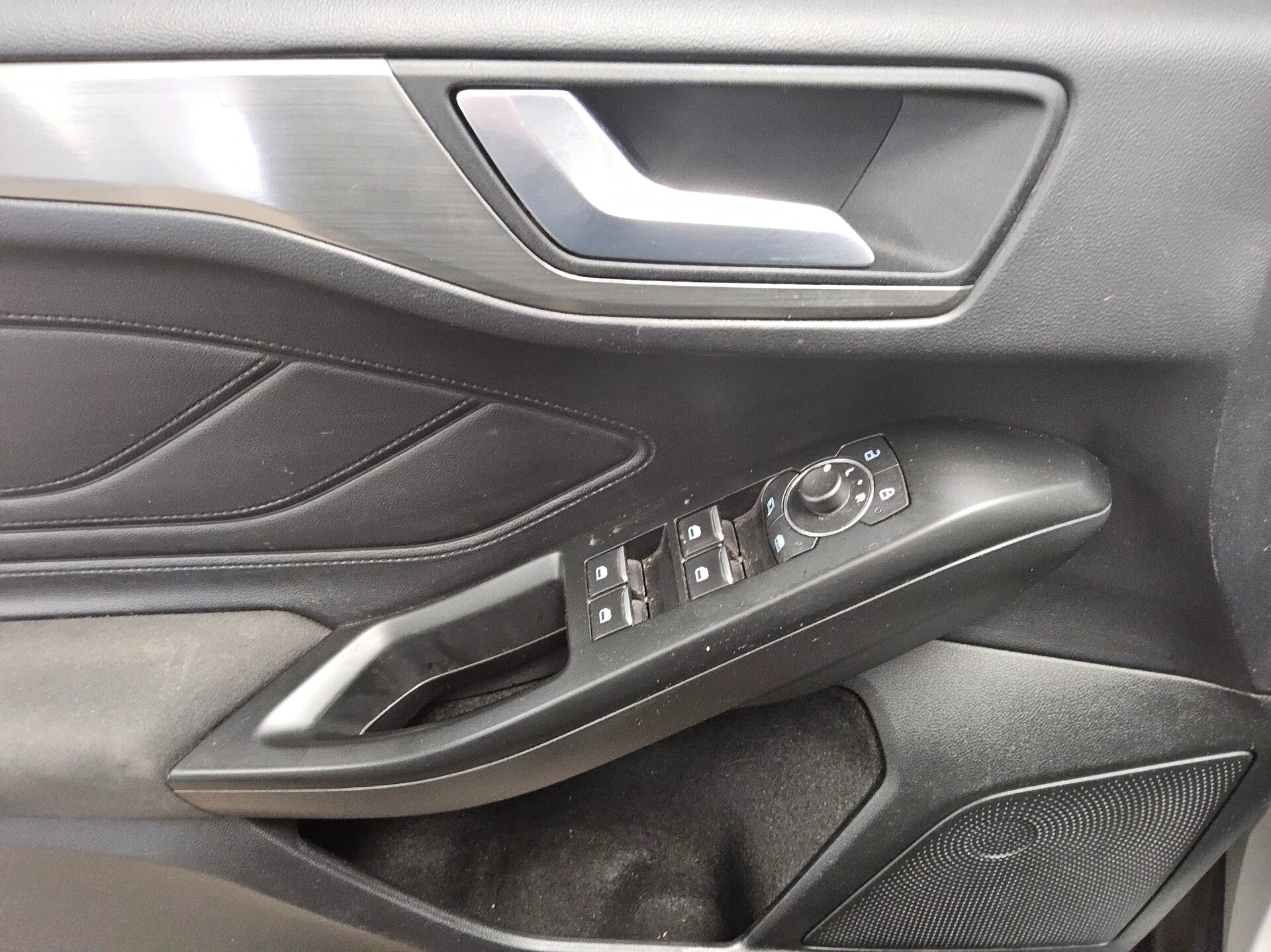 Ford Focus Turnier 1.5 EB Titanium Navi LED Pano AHK 9