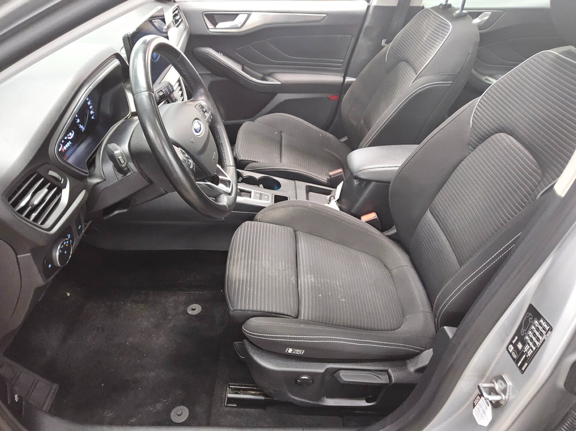 Ford Focus Turnier 1.5 EB Titanium Navi LED Pano AHK 8