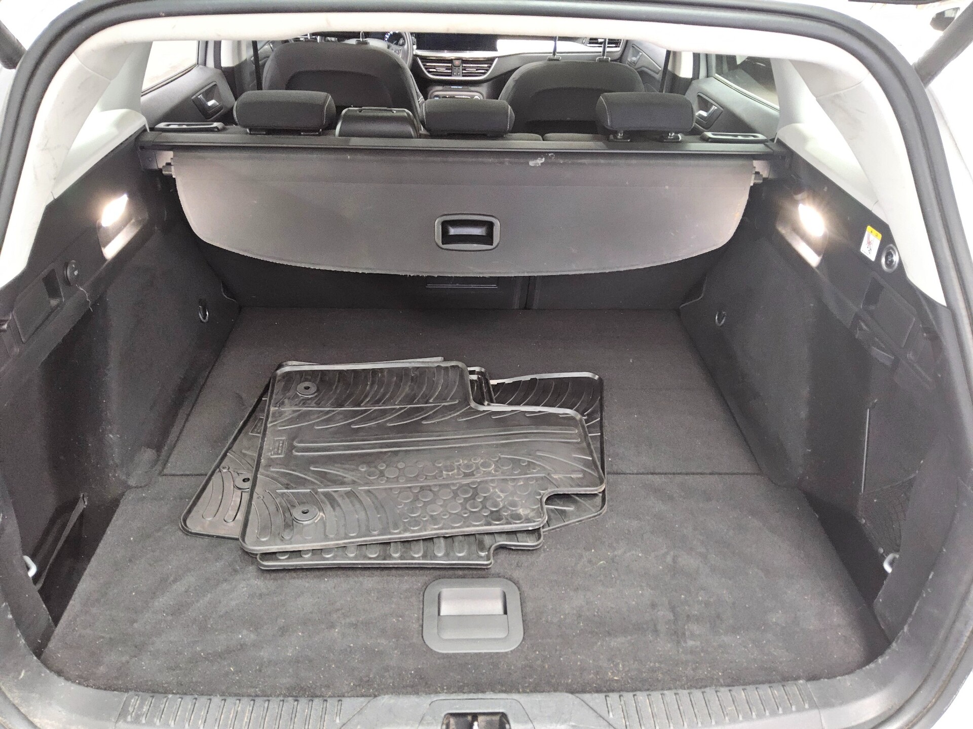 Ford Focus Turnier 1.5 EB Titanium Navi LED Pano AHK 12