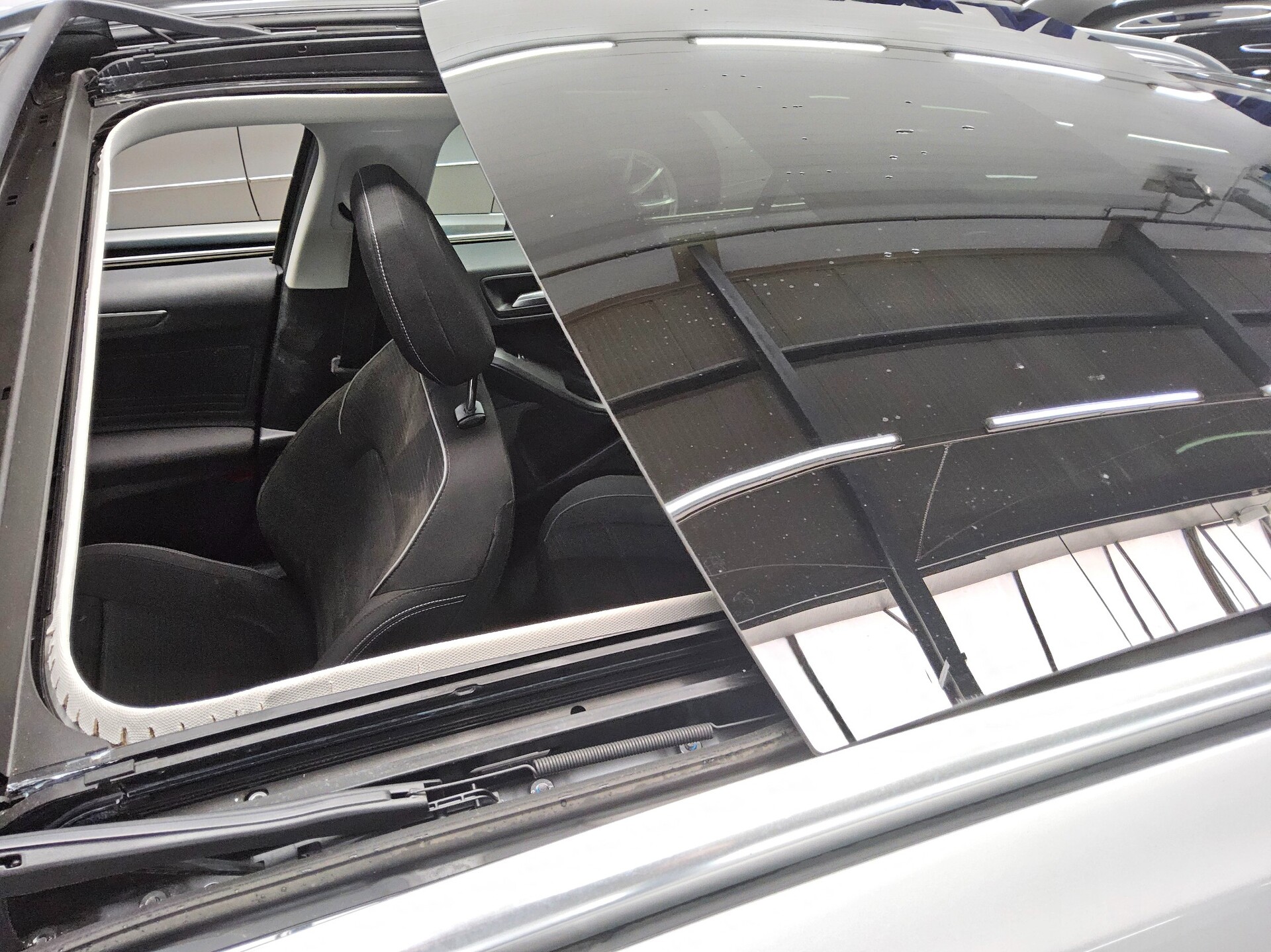 Ford Focus Turnier 1.5 EB Titanium Navi LED Pano AHK 11