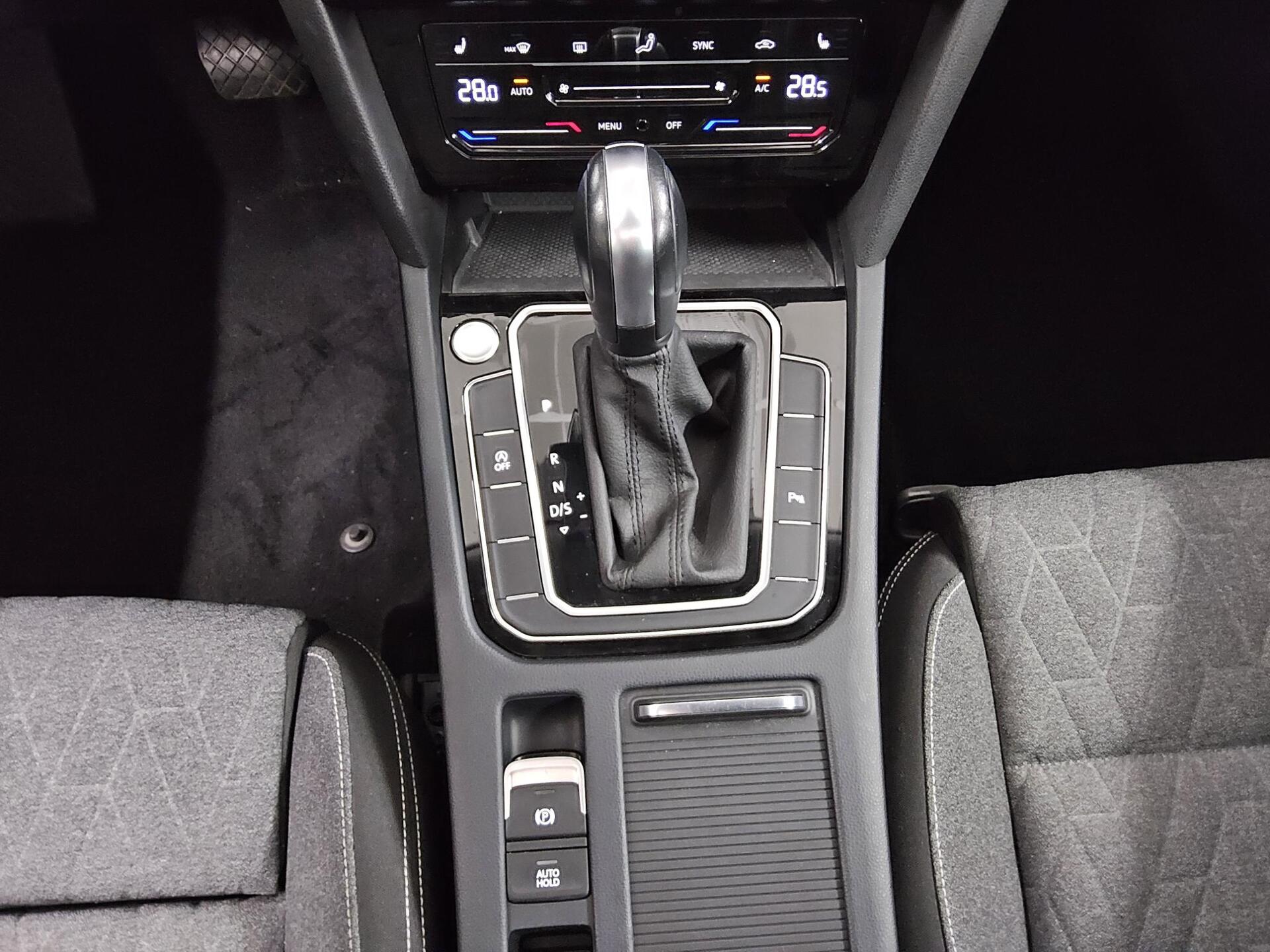 Volkswagen Passat Var. 2.0 TDI Business Navi Pano RFK AHK 6