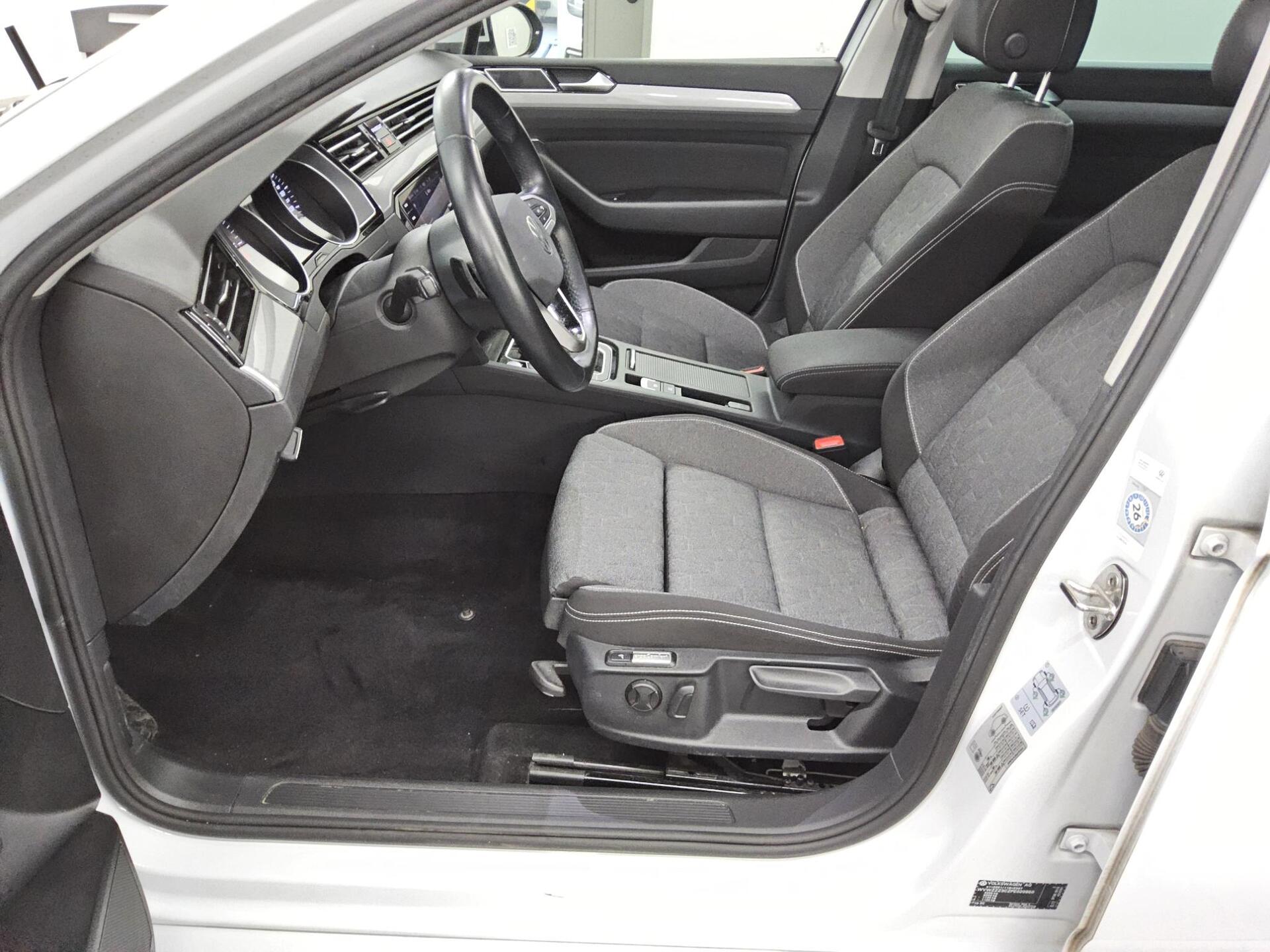 Volkswagen Passat Var. 2.0 TDI Business Navi Pano RFK AHK 8