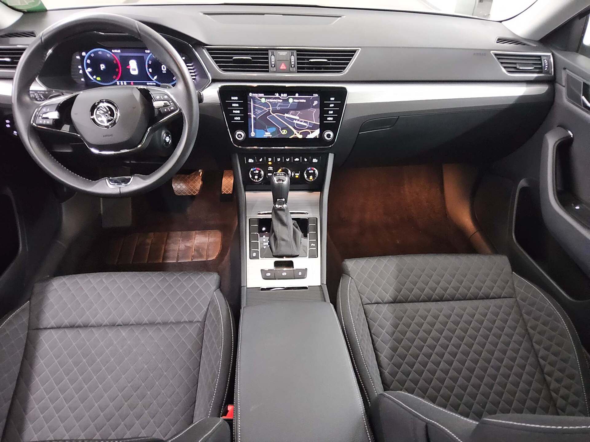 Skoda Superb 2.0 TDI Ambition Navi LED vc Pano RFK 5