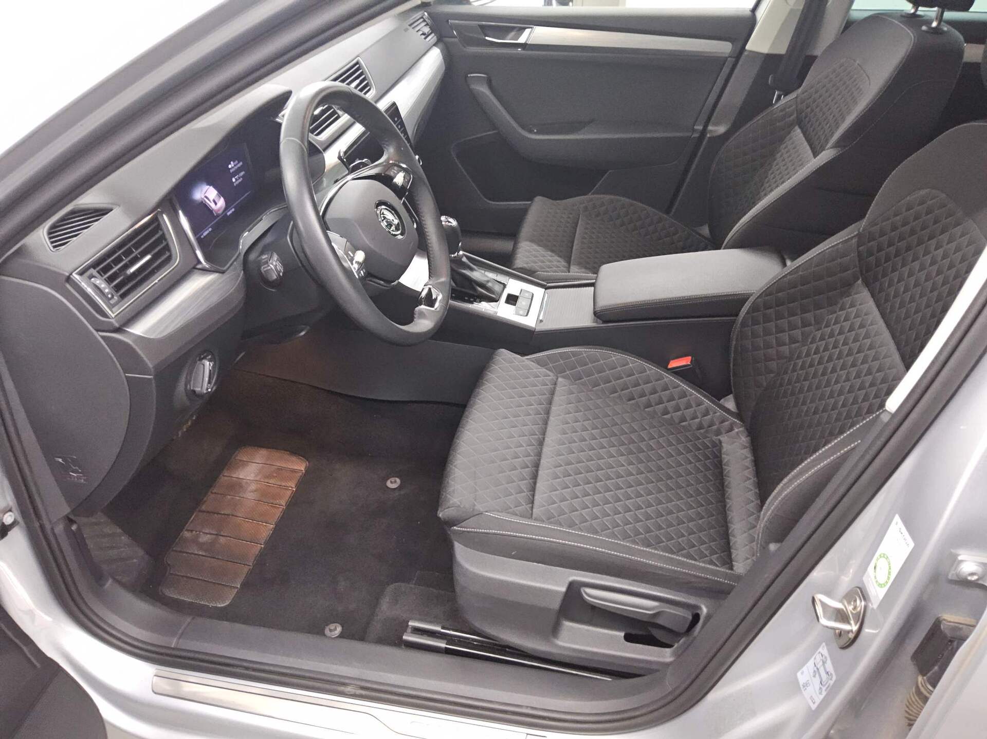 Skoda Superb 2.0 TDI Ambition Navi LED vc Pano RFK 9