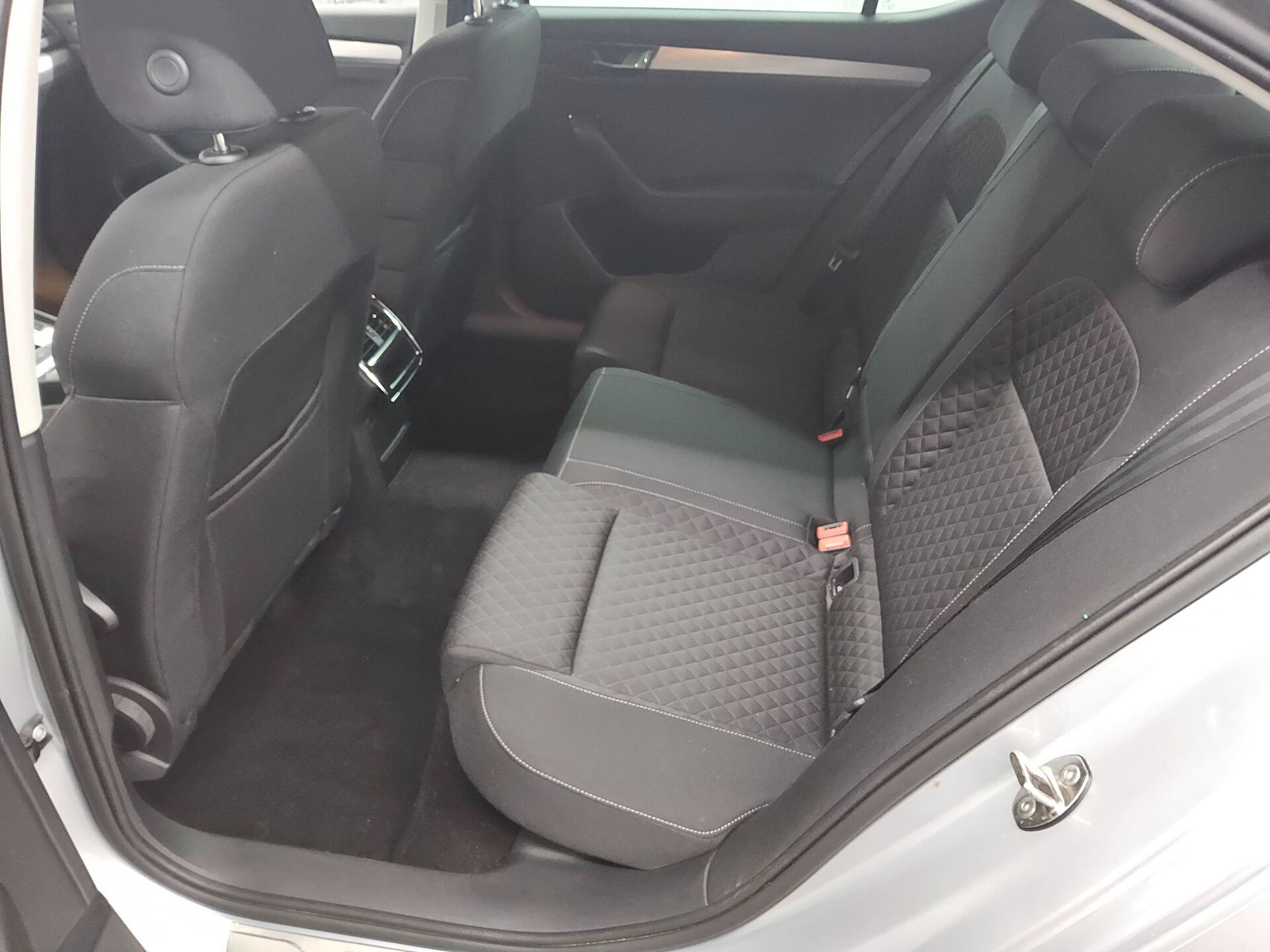 Skoda Superb 2.0 TDI Ambition Navi LED vc Pano RFK 13