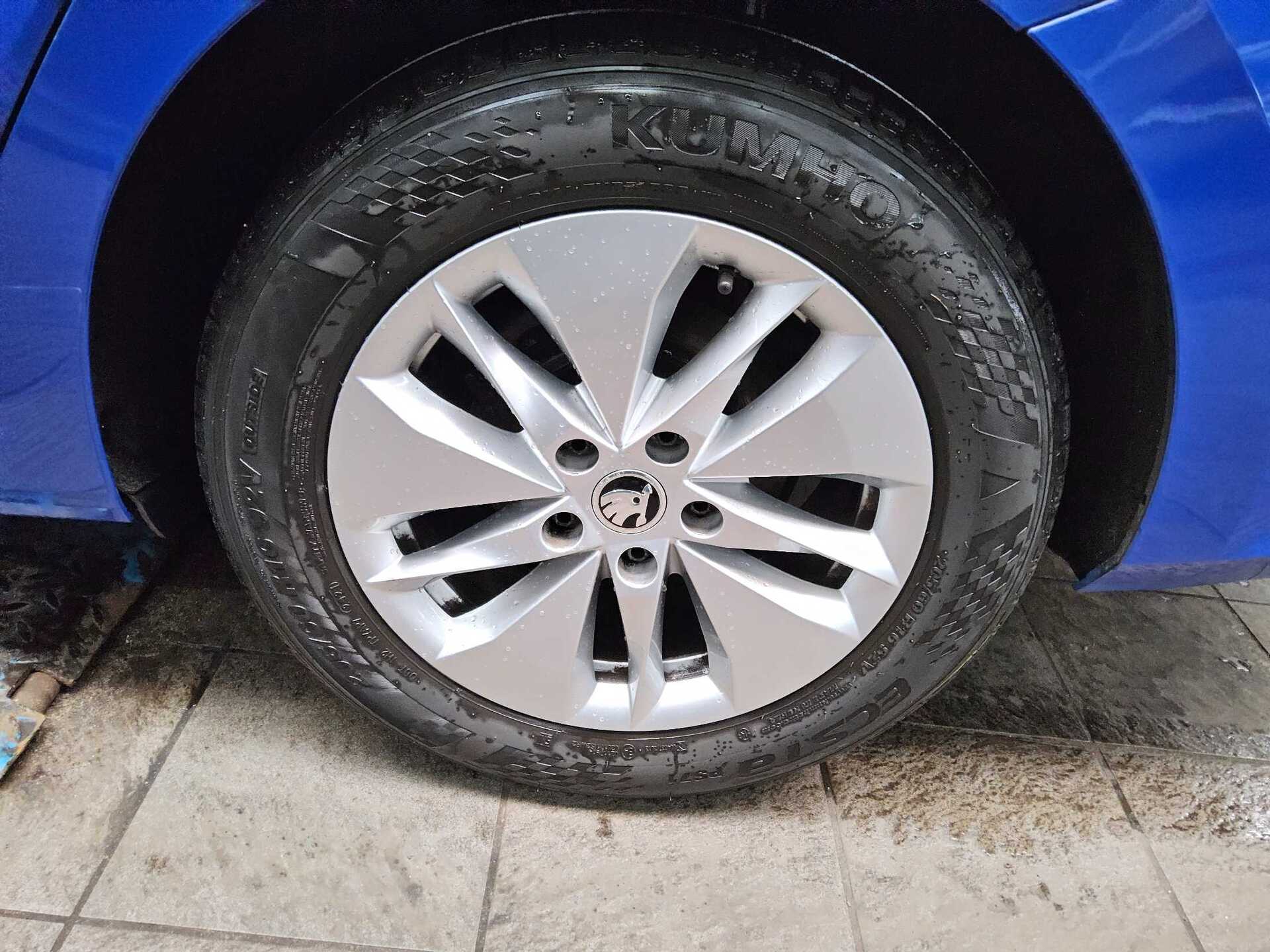 Skoda Octavia Kombi 2.0 TDI Ambition DCC Navi vc LED 11