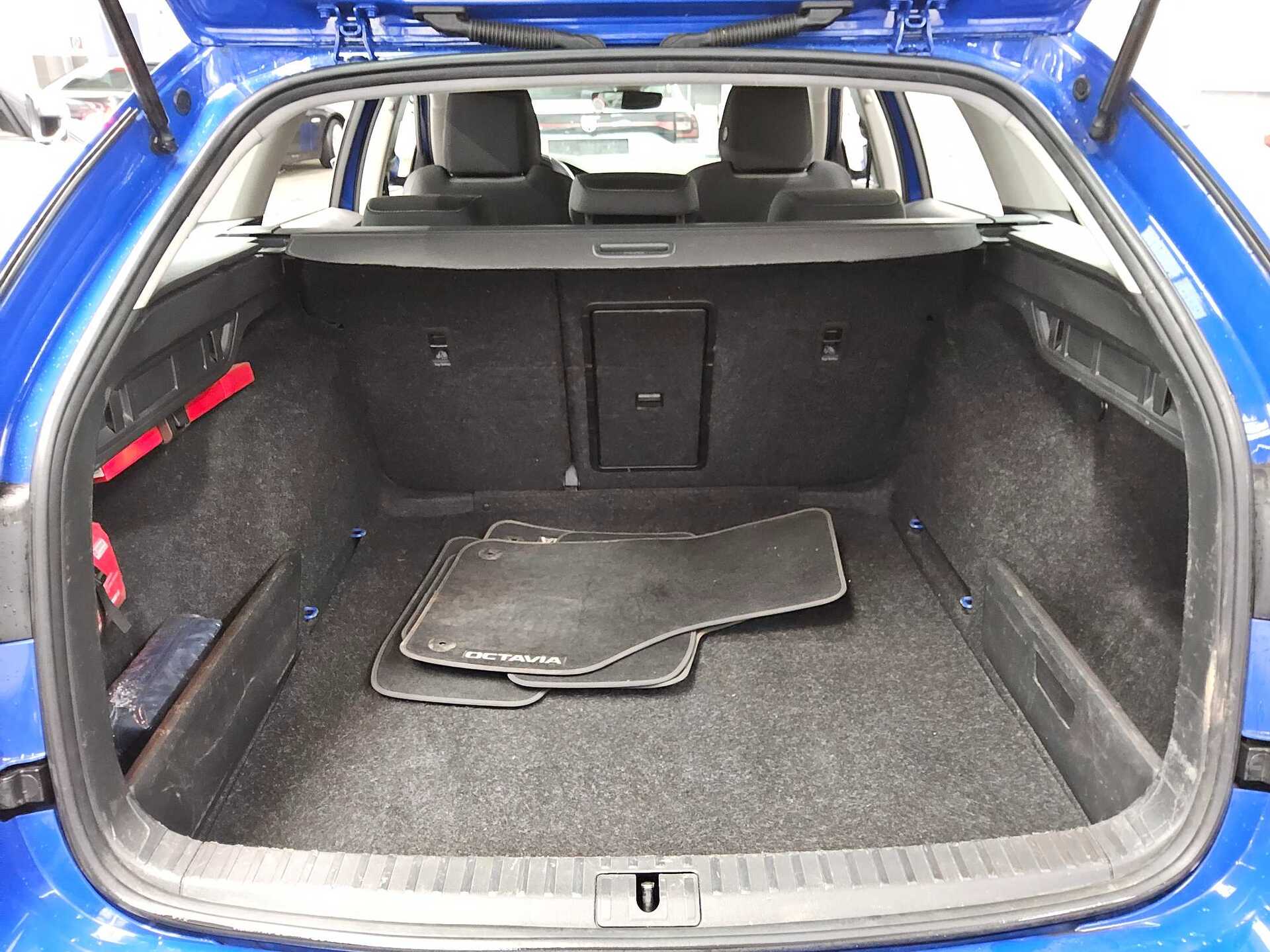 Skoda Octavia Kombi 2.0 TDI Ambition DCC Navi vc LED 12