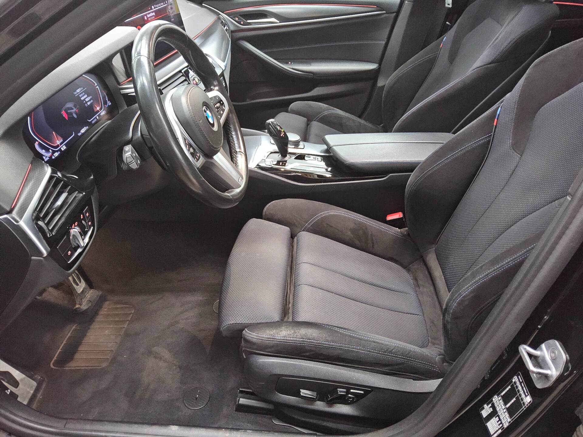 BMW 520dA Touring M-Sport Navi LC Pro HuD Pano HiFi 9