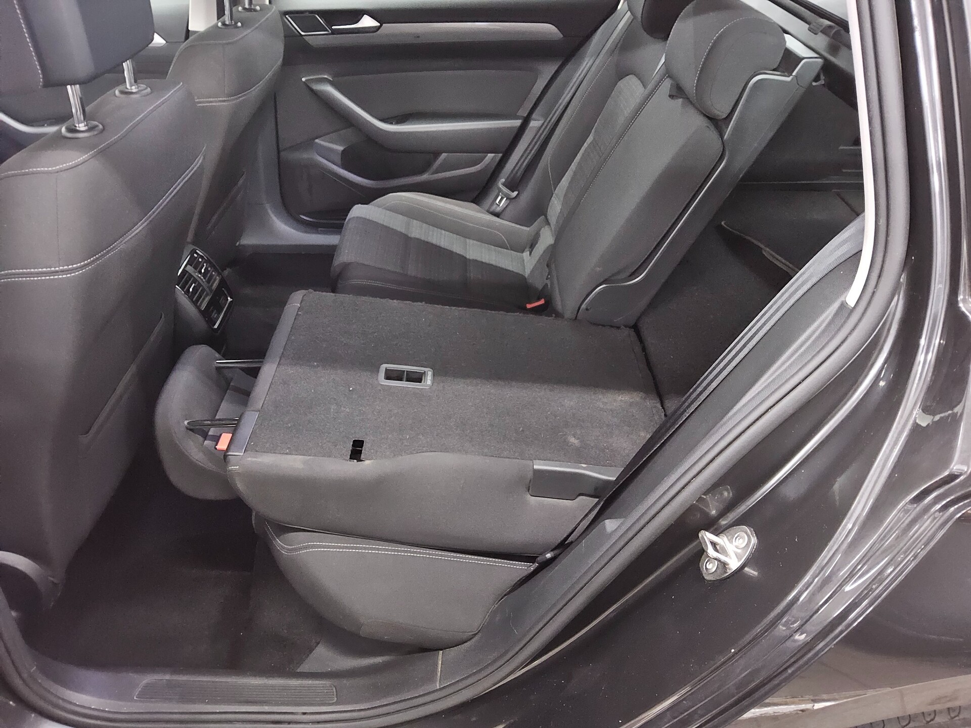 Volkswagen Passat Var. 2.0 TDI Business Navi LED ACC RfK 12