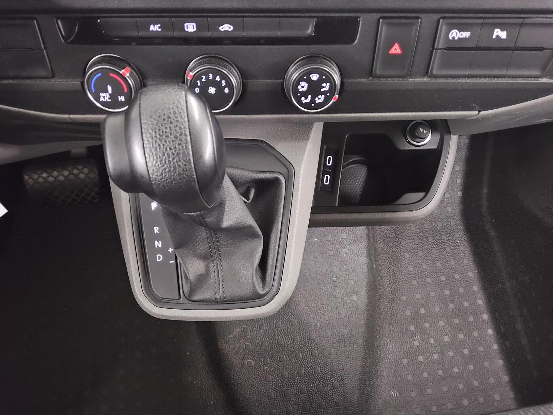 Volkswagen T6 Transporter 2.0 TDI DSG 9-Sitze Navi PDC AHK 6